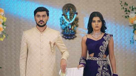 ಬಿಗ್ ಬಾಸ್ ಮುಗಿದ ಬಳಿಕ ಶುರುವಾದ ಯಜಮಾನ ಸೀರಿಯಲ್, ಇದೀಗ ಟಾಪ್ ಐದರಲ್ಲಿ ಸ್ಥಾನ ಗಿಟ್ಟಿಸಿಕೊಂಡಿದೆ. ಈ ಸೀರಿಯಲ್ 18ನೇ ವಾರದ ಟಿಆರ್ಪಿಯಲ್ಲಿ 3.2 ಟಿಆರ್ಪಿ ಪಡೆದು, ಐದನೇ ಸ್ಥಾನದಲ್ಲಿದೆ. ಬಿಗ್ ಬಾಸ್ ಮುಗಿದ ಬಳಿಕ ಶುರುವಾದ ಯಜಮಾನ ಸೀರಿಯಲ್, ಇದೀಗ ಟಾಪ್ ಐದರಲ್ಲಿ ಸ್ಥಾನ ಗಿಟ್ಟಿಸಿಕೊಂಡಿದೆ. ಈ ಸೀರಿಯಲ್ 18ನೇ ವಾರದ ಟಿಆರ್ಪಿಯಲ್ಲಿ 3.2 ಟಿಆರ್ಪಿ ಪಡೆದು, ಐದನೇ ಸ್ಥಾನದಲ್ಲಿದೆ.