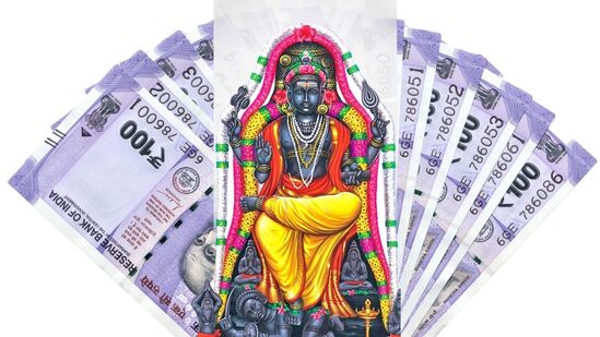 ಜ್ಯೋತಿಷ್ಯದ ಪ್ರಕಾರ, ನವಗ್ರಹಗಳು ತಮ್ಮ ರಾಶಿಚಕ್ರ ಚಿಹ್ನೆಗಳು ಮತ್ತು ನಕ್ಷತ್ರಗಳನ್ನು ನಿಯಮಿತವಾಗಿ ಚಲಿಸುತ್ತವೆ. ಇದು ಹನ್ನೆರಡು ರಾಶಿಗಳ ಮೇಲೆ ಪರಿಣಾಮ ಬೀರುತ್ತದೆ ಎಂದು ಜ್ಯೋತಿಷ್ಯ ಹೇಳುತ್ತದೆ. ಹೀಗಾಗಿ, ನವಗ್ರಹಗಳು ತಮ್ಮ ಸ್ಥಾನವನ್ನು ಬದಲಾಯಿಸಿದಾಗ, ಒಂದು ಗ್ರಹವು ಮತ್ತೊಂದು ಗ್ರಹದೊಂದಿಗೆ ವಿಲೀನಗೊಳ್ಳುತ್ತದೆ ಮತ್ತು ನಂತರ ಶುಭ ಮತ್ತು ಅಶುಭ ಯೋಗಗಳು ರೂಪುಗೊಳ್ಳುತ್ತವೆ. ಜ್ಯೋತಿಷ್ಯದ ಪ್ರಕಾರ, ನವಗ್ರಹಗಳು ತಮ್ಮ ರಾಶಿಚಕ್ರ ಚಿಹ್ನೆಗಳು ಮತ್ತು ನಕ್ಷತ್ರಗಳನ್ನು ನಿಯಮಿತವಾಗಿ ಚಲಿಸುತ್ತವೆ. ಇದು ಹನ್ನೆರಡು ರಾಶಿಗಳ ಮೇಲೆ ಪರಿಣಾಮ ಬೀರುತ್ತದೆ ಎಂದು ಜ್ಯೋತಿಷ್ಯ ಹೇಳುತ್ತದೆ. ಹೀಗಾಗಿ, ನವಗ್ರಹಗಳು ತಮ್ಮ ಸ್ಥಾನವನ್ನು ಬದಲಾಯಿಸಿದಾಗ, ಒಂದು ಗ್ರಹವು ಮತ್ತೊಂದು ಗ್ರಹದೊಂದಿಗೆ ವಿಲೀನಗೊಳ್ಳುತ್ತದೆ ಮತ್ತು ನಂತರ ಶುಭ ಮತ್ತು ಅಶುಭ ಯೋಗಗಳು ರೂಪುಗೊಳ್ಳುತ್ತವೆ.