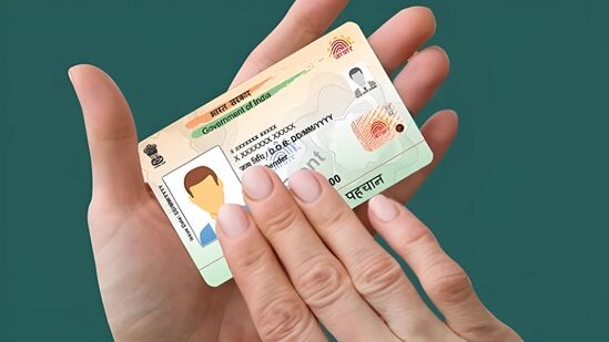 ಆಧಾರ್ ದೃಢೀಕರಣ ಇತಿಹಾಸ ಪರಿಶೀಲಿಸುವುದು ಹೇಗೆ: https://myaadhaar.uidai.gov.in ಮೈ ಆಧಾರ್ ಪೋರ್ಟಲ್​ಗೆ ಹೋಗಿ. ಒಟಿಪಿಯೊಂದಿಗೆ ಲಾಗಿನ್ ಮಾಡಿ, ನಿಮ್ಮ ಆಧಾರ್ ಸಂಖ್ಯೆ ಮತ್ತು ಕ್ಯಾಪ್ಚಾ ಕೋಡ್ ಅನ್ನು ನಮೂದಿಸಿ, ಒಟಿಪಿಯೊಂದಿಗೆ ಲಾಗಿನ್ ಕ್ಲಿಕ್ ಮಾಡಿ. ನಂತರ ನೋಂದಾಯಿತ ಮೊಬೈಲ್ ಸಂಖ್ಯೆಗೆ ಒಟಿಪಿಯನ್ನು ನಮೂದಿಸುವ ಮೂಲಕ ಲಾಗಿನ್ ಮಾಡಿ.