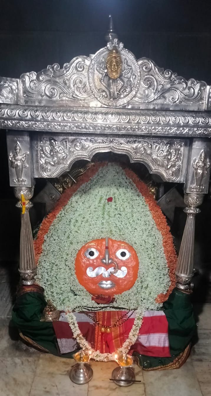 ಶ್ರೀ ಹುಲಿಗೆಮ್ಮ ದೇವಿ ದೇವಸ್ಥಾನವು ಉತ್ತರ ಕರ್ನಾಟಕದ ಜನಪ್ರಿಯ ದೇವಾಲಯಗಳಲ್ಲಿ ಒಂದು, ಇದು ತುಂಗಭದ್ರಾ ನದಿಯ ದಡದಲ್ಲಿರುವ 13 ನೇ ಶತಮಾನದ ದೇವಾಲಯ. ಇದು ಹುಲಿಗಿ (ಮುನಿರಾಬಾದ್) ಎಂ ರೇಣುಕಾ ದೇವತೆಯ ರೂಪವಾದ ಹುಲಿಗೆಮ್ಮ ದೇವಿಗೆ ಸಮರ್ಪಿತವಾದ ಕ್ಷೇತ್ರ.. 