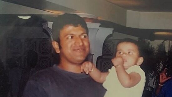 ಪುನೀತ್ ರಾಜ್ಕುಮಾರ್ ಮತ್ತು ಅಶ್ವಿನಿ ಪುನೀತ್ ರಾಜ್ಕುಮಾರ್ ದಂಪತಿಗೆ ಧೃತಿ ಮತ್ತು ವಂದಿತಾ ಎಂಬ ಇಬ್ಬರು ಹೆಣ್ಣುಮಕ್ಕಳು. ಕಿರಿ ಮಗಳು ವಂದಿತಾ ಬೆಂಗಳೂರಿನಲ್ಲಿದ್ದರೆ, ಹಿರಿಮಗಳು ನ್ಯೂಯಾರ್ಕ್ನಲ್ಲಿ ವಿದ್ಯಾಭ್ಯಾಸ ಕಲಿಯುತ್ತಿದ್ದಾರೆ. ಪುನೀತ್ ರಾಜ್ಕುಮಾರ್ ಮತ್ತು ಅಶ್ವಿನಿ ಪುನೀತ್ ರಾಜ್ಕುಮಾರ್ ದಂಪತಿಗೆ ಧೃತಿ ಮತ್ತು ವಂದಿತಾ ಎಂಬ ಇಬ್ಬರು ಹೆಣ್ಣುಮಕ್ಕಳು. ಕಿರಿ ಮಗಳು ವಂದಿತಾ ಬೆಂಗಳೂರಿನಲ್ಲಿದ್ದರೆ, ಹಿರಿಮಗಳು ನ್ಯೂಯಾರ್ಕ್ನಲ್ಲಿ ವಿದ್ಯಾಭ್ಯಾಸ ಕಲಿಯುತ್ತಿದ್ದಾರೆ.