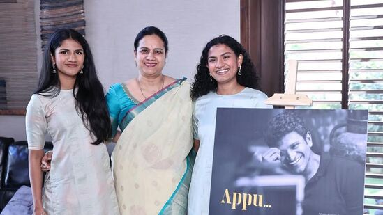 ಸಹಜವಾಗಿ ಸಿನಿಮಾ ನಟರ ಮಕ್ಕಳು, ಕಲಾವಿದರಾದ ಉದಾಹರಣೆಗಳು ಅಧಿಕ. ಆದರೆ, ಪುನೀತ್ ರಾಜ್ಕುಮಾರ್ ಹಿರಿಮಗಳು ಧೃತಿ ಮಾತ್ರ ಸಿನಿಮಾ ಹಿಂದಿನ ತಂತ್ರಜ್ಞಾನವನ್ನು ಕಲಿಯುತ್ತಿದ್ದಾರೆ. ಕಳೆದ ಕೆಲ ವರ್ಷಗಳಿಂದ ನ್ಯೂಯಾರ್ಕ್ನಲ್ಲಿಯೇ ವಿದ್ಯಾಭ್ಯಾಸ ಮಾಡುತ್ತಿದ್ದಾರೆ. ಸಹಜವಾಗಿ ಸಿನಿಮಾ ನಟರ ಮಕ್ಕಳು, ಕಲಾವಿದರಾದ ಉದಾಹರಣೆಗಳು ಅಧಿಕ. ಆದರೆ, ಪುನೀತ್ ರಾಜ್ಕುಮಾರ್ ಹಿರಿಮಗಳು ಧೃತಿ ಮಾತ್ರ ಸಿನಿಮಾ ಹಿಂದಿನ ತಂತ್ರಜ್ಞಾನವನ್ನು ಕಲಿಯುತ್ತಿದ್ದಾರೆ. ಕಳೆದ ಕೆಲ ವರ್ಷಗಳಿಂದ ನ್ಯೂಯಾರ್ಕ್ನಲ್ಲಿಯೇ ವಿದ್ಯಾಭ್ಯಾಸ ಮಾಡುತ್ತಿದ್ದಾರೆ.