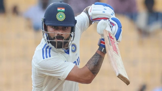 ಚಿಕ್ಕಂದಿನಿಂದಲೇ ಕ್ರಿಕೆಟ್ ಮೇಲೆ ಆಸಕ್ತಿ ಹೆಚ್ಚಿಸಿಕೊಂಡಿದ್ದ ವಿರಾಟ್, ಓದಿಗಿಂತ ಹೆಚ್ಚು ಆಟದಲ್ಲೇ ಮುಂದಿದ್ದರು. ಅದೇ ಕಾರಣಕ್ಕೆ 10ನೇ ತರಗತಿಯಲ್ಲಿ (ಸಿಬಿಎಸ್​ಇ) ಅತಿ ಹೆಚ್ಚು ಮಾರ್ಕ್ಸ್​ ಪಡೆಯಲು ಸಾಧ್ಯವಾಗಿಲ್ಲ. ಕ್ರಿಕೆಟ್ ಲೋಕದ ದೊರೆಯರಾಗಿರುವ ವಿರಾಟ್, ಓದಿನಲ್ಲಿ ಸಾಮಾನ್ಯ ವಿದ್ಯಾರ್ಥಿಯಾಗಿದ್ದರು.