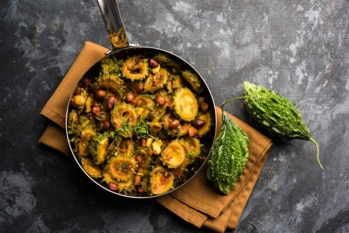 ಹಾಗಲಕಾಯಿ- ಹಾಗಲಕಾಯಿಯ ಅಡುಗೆಯಲ್ಲಿ ಜೀರಿಗೆ ಬೀಜಗಳನ್ನು ಬೆರೆಸಬಾರದು. ವಾಸ್ತವವಾಗಿ, ಜೀರಿಗೆ ಹಾಗಲಕಾಯಿಯ ಕಹಿಯನ್ನು ಹೆಚ್ಚಿಸುತ್ತದೆ, ಇದರಿಂದಾಗಿ ತರಕಾರಿಯ ರುಚಿ ವಿಶೇಷವೆಂದು ತೋರುವುದಿಲ್ಲ. ಹಾಗಲಕಾಯಿಯಲ್ಲಿ ಸೋಂಪು ಬೆಳೆಯುವುದು ಉತ್ತಮ. ಹಾಗಲಕಾಯಿಯ ಕಹಿಯನ್ನು ಸಮತೋಲನಗೊಳಿಸಲು ಫೆನ್ನೆಲ್ ಕೆಲಸ ಮಾಡುತ್ತದೆ ಮತ್ತು ಅದಕ್ಕೆ ಸಿಹಿ ಸುವಾಸನೆಯನ್ನು ಸೇರಿಸುತ್ತದೆ. ಹಾಗಲಕಾಯಿ- ಹಾಗಲಕಾಯಿಯ ಅಡುಗೆಯಲ್ಲಿ ಜೀರಿಗೆ ಬೀಜಗಳನ್ನು ಬೆರೆಸಬಾರದು. ವಾಸ್ತವವಾಗಿ, ಜೀರಿಗೆ ಹಾಗಲಕಾಯಿಯ ಕಹಿಯನ್ನು ಹೆಚ್ಚಿಸುತ್ತದೆ, ಇದರಿಂದಾಗಿ ತರಕಾರಿಯ ರುಚಿ ವಿಶೇಷವೆಂದು ತೋರುವುದಿಲ್ಲ. ಹಾಗಲಕಾಯಿಯಲ್ಲಿ ಸೋಂಪು ಬೆಳೆಯುವುದು ಉತ್ತಮ. ಹಾಗಲಕಾಯಿಯ ಕಹಿಯನ್ನು ಸಮತೋಲನಗೊಳಿಸಲು ಫೆನ್ನೆಲ್ ಕೆಲಸ ಮಾಡುತ್ತದೆ ಮತ್ತು ಅದಕ್ಕೆ ಸಿಹಿ ಸುವಾಸನೆಯನ್ನು ಸೇರಿಸುತ್ತದೆ.