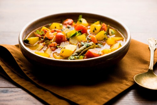 ಸೋರೆಕಾಯಿ- ನೀವು ಸೋರೆಕಾಯಿಯನ್ನು ಹೆಚ್ಚು ರುಚಿಕರವಾಗಿಸಲು ಬಯಸಿದರೆ, ಜೀರಿಗೆ ಬೀಜಗಳನ್ನು ಸೇರಿಸುವುದನ್ನು ನಿಲ್ಲಿಸಿ. ಜೀರಿಗೆ ಬೀಜಗಳ ರುಚಿಯು ಸೋರೆಕಾಯಿಯ ರುಚಿಯನ್ನು ಹೆಚ್ಚಿಸಲು ಹೆಚ್ಚು ಸಹಾಯ ಮಾಡುವುದಿಲ್ಲ. ಬದಲಿಗೆ, ನೀವು ಸೋರೆಕಾಯಿಗೆ ಅಸಾಫೋಟಿಡಾ ಮತ್ತು ಸೆಲರಿಯನ್ನು ಸೇರಿಸಿದರೆ, ಅದು ಸೋರೆಕಾಯಿಯ ರುಚಿಯನ್ನು ದ್ವಿಗುಣಗೊಳಿಸುತ್ತದೆ. ಸೋರೆಕಾಯಿ- ನೀವು ಸೋರೆಕಾಯಿಯನ್ನು ಹೆಚ್ಚು ರುಚಿಕರವಾಗಿಸಲು ಬಯಸಿದರೆ, ಜೀರಿಗೆ ಬೀಜಗಳನ್ನು ಸೇರಿಸುವುದನ್ನು ನಿಲ್ಲಿಸಿ. ಜೀರಿಗೆ ಬೀಜಗಳ ರುಚಿಯು ಸೋರೆಕಾಯಿಯ ರುಚಿಯನ್ನು ಹೆಚ್ಚಿಸಲು ಹೆಚ್ಚು ಸಹಾಯ ಮಾಡುವುದಿಲ್ಲ. ಬದಲಿಗೆ, ನೀವು ಸೋರೆಕಾಯಿಗೆ ಅಸಾಫೋಟಿಡಾ ಮತ್ತು ಸೆಲರಿಯನ್ನು ಸೇರಿಸಿದರೆ, ಅದು ಸೋರೆಕಾಯಿಯ ರುಚಿಯನ್ನು ದ್ವಿಗುಣಗೊಳಿಸುತ್ತದೆ.