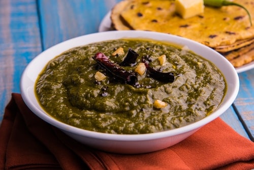 ಸಾಸಿವೆ ಸಾಗು - ನೀವು ಪಂಜಾಬಿ ಶೈಲಿಯ ಸಾಸಿವೆ ಸೊಪ್ಪುಗಳನ್ನು ತಯಾರಿಸುತ್ತಿದ್ದರೆ, ಜೀರಿಗೆ ಬೀಜಗಳನ್ನು ಸೇರಿಸುವುದನ್ನು ತಪ್ಪಿಸಿ. ಜೀರಿಗೆ ಬೀಜಗಳು ಸೊಪ್ಪುಗಳ ಪರಿಮಳದೊಂದಿಗೆ ಚೆನ್ನಾಗಿ ಹೊಂದಿಕೆಯಾಗುವುದಿಲ್ಲ ಅಥವಾ ಯಾವುದೇ ವಿಶೇಷ ಪರಿಮಳವನ್ನು ಸೇರಿಸುವುದಿಲ್ಲ. ಜೀರಿಗೆ ಬೀಜಗಳ ಬದಲು, ಸೊಪ್ಪುಗಳನ್ನು ಅಸಾಫೋಟಿಡಾ, ಒಣ ಕೆಂಪು ಮೆಣಸಿನಕಾಯಿ ಮತ್ತು ಬೆಳ್ಳುಳ್ಳಿಯೊಂದಿಗೆ ಬೆರೆಸಿ. ಅದರ ರುಚಿ ಹೆಚ್ಚಾಗುತ್ತದೆ ಸಾಸಿವೆ ಸಾಗು - ನೀವು ಪಂಜಾಬಿ ಶೈಲಿಯ ಸಾಸಿವೆ ಸೊಪ್ಪುಗಳನ್ನು ತಯಾರಿಸುತ್ತಿದ್ದರೆ, ಜೀರಿಗೆ ಬೀಜಗಳನ್ನು ಸೇರಿಸುವುದನ್ನು ತಪ್ಪಿಸಿ. ಜೀರಿಗೆ ಬೀಜಗಳು ಸೊಪ್ಪುಗಳ ಪರಿಮಳದೊಂದಿಗೆ ಚೆನ್ನಾಗಿ ಹೊಂದಿಕೆಯಾಗುವುದಿಲ್ಲ ಅಥವಾ ಯಾವುದೇ ವಿಶೇಷ ಪರಿಮಳವನ್ನು ಸೇರಿಸುವುದಿಲ್ಲ. ಜೀರಿಗೆ ಬೀಜಗಳ ಬದಲು, ಸೊಪ್ಪುಗಳನ್ನು ಅಸಾಫೋಟಿಡಾ, ಒಣ ಕೆಂಪು ಮೆಣಸಿನಕಾಯಿ ಮತ್ತು ಬೆಳ್ಳುಳ್ಳಿಯೊಂದಿಗೆ ಬೆರೆಸಿ. ಅದರ ರುಚಿ ಹೆಚ್ಚಾಗುತ್ತದೆ