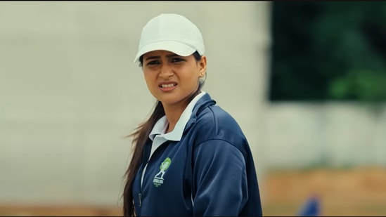 ಪಂಚ್ ಇಲ್ಲ: ಕಥೆಯಲ್ಲಿ ಹಲವು ಮಜಲುಗಳಿವೆಯಾದರೂ, ಯಾವುದರಲ್ಲೂ ತೀವ್ರತೆ ಇಲ್ಲ. ಯಾವುದರಲ್ಲೂ ಗಟ್ಟಿತನ ಇಲ್ಲ. ಕೊನೆಯ 10 ನಿಮಿಷದಲ್ಲಿ ಚಿತ್ರ ಹಿಡಿದಿಟ್ಟುಕೊಳ್ಳುತ್ತದೆ ಎನ್ನುವುದು ಬಿಟ್ಟರೆ, ಮಿಕ್ಕಂತೆ ಚಿತ್ರದಲ್ಲೊಂದು ಫೀಲ್ ಇಲ್ಲ. ಇದರ ಜೊತೆಗೆ ಚಿತ್ರವನ್ನು ಒಂದಿಷ್ಟು ಕತ್ತರಿಸುವ ಸಾಧ್ಯತೆಯೂ ಇತ್ತು. ಚಿತ್ರದಲ್ಲಿ ಒಂದಿಷ್ಟು ಮಜವಾದ ಸಂಭಾಷಣೆಗಳಿವೆಯಾದರೂ ಪಂಚ್ ಕೊಡುವುದಿಲ್ಲ. ಪಂಚ್ ಇಲ್ಲ: ಕಥೆಯಲ್ಲಿ ಹಲವು ಮಜಲುಗಳಿವೆಯಾದರೂ, ಯಾವುದರಲ್ಲೂ ತೀವ್ರತೆ ಇಲ್ಲ. ಯಾವುದರಲ್ಲೂ ಗಟ್ಟಿತನ ಇಲ್ಲ. ಕೊನೆಯ 10 ನಿಮಿಷದಲ್ಲಿ ಚಿತ್ರ ಹಿಡಿದಿಟ್ಟುಕೊಳ್ಳುತ್ತದೆ ಎನ್ನುವುದು ಬಿಟ್ಟರೆ, ಮಿಕ್ಕಂತೆ ಚಿತ್ರದಲ್ಲೊಂದು ಫೀಲ್ ಇಲ್ಲ. ಇದರ ಜೊತೆಗೆ ಚಿತ್ರವನ್ನು ಒಂದಿಷ್ಟು ಕತ್ತರಿಸುವ ಸಾಧ್ಯತೆಯೂ ಇತ್ತು. ಚಿತ್ರದಲ್ಲಿ ಒಂದಿಷ್ಟು ಮಜವಾದ ಸಂಭಾಷಣೆಗಳಿವೆಯಾದರೂ ಪಂಚ್ ಕೊಡುವುದಿಲ್ಲ.