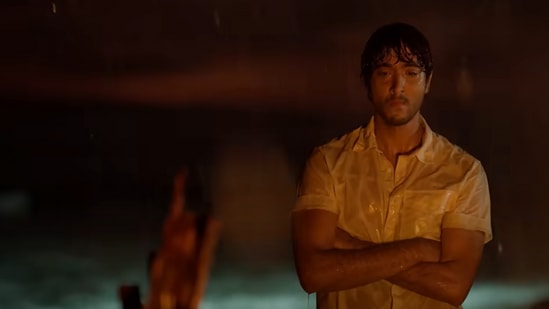 ಅವಳನ್ನು ಹುಡುಕಿಕೊಂಡು ದೋಣಿದುರ್ಗ ಎಂಬ ಊರಿಗೆ ಹೋಗುವ ಸುಮುಖನಿಗೆ ಅಂಜಲಿ ಎಂಬ ಇನ್ನೊಂದು ಹುಡುಗಿಯ ಪರಿಚಯವಾಗುತ್ತಾಳೆ. ಸುಮುಖನಿಗೆ ರಾಶಿಕಾಳ ಮೇಲೆ ಪ್ರೀತಿಯಾದರೆ, ಅಂಜಲಿಗೆ ಸುಮುಖನ ಮೇಲೆ ಪ್ರೀತಿಯಾಗುವುದರ ಮೂಲಕ ತ್ರಿಕೋನ ಪ್ರೇಮಕಥೆಯಾಗುತ್ತದೆ. ಮುಂದೇನಾಗುತ್ತದೆ ಎಂಬುದಕ್ಕೆ ಚಿತ್ರ ನೋಡಬೇಕು. ಅವಳನ್ನು ಹುಡುಕಿಕೊಂಡು ದೋಣಿದುರ್ಗ ಎಂಬ ಊರಿಗೆ ಹೋಗುವ ಸುಮುಖನಿಗೆ ಅಂಜಲಿ ಎಂಬ ಇನ್ನೊಂದು ಹುಡುಗಿಯ ಪರಿಚಯವಾಗುತ್ತಾಳೆ. ಸುಮುಖನಿಗೆ ರಾಶಿಕಾಳ ಮೇಲೆ ಪ್ರೀತಿಯಾದರೆ, ಅಂಜಲಿಗೆ ಸುಮುಖನ ಮೇಲೆ ಪ್ರೀತಿಯಾಗುವುದರ ಮೂಲಕ ತ್ರಿಕೋನ ಪ್ರೇಮಕಥೆಯಾಗುತ್ತದೆ. ಮುಂದೇನಾಗುತ್ತದೆ ಎಂಬುದಕ್ಕೆ ಚಿತ್ರ ನೋಡಬೇಕು.