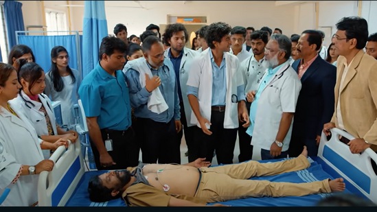 ಮನದ ಕಡಲು ಕಥೆ ಏನು?: ಸುಮುಖ ಒಬ್ಬ ಮೆಡಿಕಲ್ ವಿದ್ಯಾರ್ಥಿ. ಒಂದು ದುರ್ಘಟನೆಯ ನಂತರ ವೈದ್ಯಕೀಯ ವೃತ್ತಿ ಬಗ್ಗೆ ತಿರಸ್ಕಾರ ಬಂದು ಓದುವುದನ್ನೇ ನಿಲ್ಲಿಸುತ್ತಾನೆ. ಹೀಗಿರುವಾಗಲೇ ರಾಶಿಕಾ ಎಂಬ ಕ್ರಿಕೆಟ್ ಆಟಗಾರ್ತಿಯ ಮೇಲೆ ಮೊದಲ ನೋಟದಲ್ಲೇ ಅವನಿಗೆ ಪ್ರೀತಿಯಾಗುತ್ತದೆ. ಆರು ತಿಂಗಳ ನಂತರ ನೋಡೋಣ ಎಂದು ಹೇಳಿಕಳುಹಿಸುವ ಅವಳು, ಆರು ತಿಂಗಳು ಮುಗಿಯುವುದರೊಳಗೆ ಮಾಯವಾಗಿರುತ್ತಾಳೆ. ಮನದ ಕಡಲು ಕಥೆ ಏನು?: ಸುಮುಖ ಒಬ್ಬ ಮೆಡಿಕಲ್ ವಿದ್ಯಾರ್ಥಿ. ಒಂದು ದುರ್ಘಟನೆಯ ನಂತರ ವೈದ್ಯಕೀಯ ವೃತ್ತಿ ಬಗ್ಗೆ ತಿರಸ್ಕಾರ ಬಂದು ಓದುವುದನ್ನೇ ನಿಲ್ಲಿಸುತ್ತಾನೆ. ಹೀಗಿರುವಾಗಲೇ ರಾಶಿಕಾ ಎಂಬ ಕ್ರಿಕೆಟ್ ಆಟಗಾರ್ತಿಯ ಮೇಲೆ ಮೊದಲ ನೋಟದಲ್ಲೇ ಅವನಿಗೆ ಪ್ರೀತಿಯಾಗುತ್ತದೆ. ಆರು ತಿಂಗಳ ನಂತರ ನೋಡೋಣ ಎಂದು ಹೇಳಿಕಳುಹಿಸುವ ಅವಳು, ಆರು ತಿಂಗಳು ಮುಗಿಯುವುದರೊಳಗೆ ಮಾಯವಾಗಿರುತ್ತಾಳೆ.