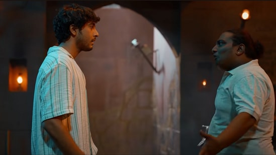 ನಟನೆ ಉತ್ತಮ: ಇಡೀ ಚಿತ್ರ ಸುಮುಖ, ರಾಶಿಕಾ ಮತ್ತು ಅಂಜಲಿ ಸುತ್ತ ಸುತ್ತತ್ತದೆ. ಮೂವರೂ ತಮ್ಮ ಪಾತ್ರಗಳನ್ನು ಚೆನ್ನಾಗಿ ನಿರ್ವಹಿಸಿದ್ದಾರೆ. ಸುಮುಖ ಕೆಲವೊಮ್ಮೆ ದಿಗಂತ್ ಅವರನ್ನು ನೆನಪಿಸುತ್ತಾರೆ. ಹುಡುಗಿಯರ ಬಾಯಲ್ಲಿ ರಂಡೆ, ಮುಂಡೆ ಪದಗಳನ್ನು ಕೇಳುವುದು ಕಿರಿಕಿರಿ ಎನ್ನುವುದು ಬಿಟ್ಟರೆ, ಇಬ್ಬರೂ ಲವಲವಿಕೆಯಿಂದ ಅಭಿನಯಿಸಿದ್ದಾರೆ. ನಟನೆ ಉತ್ತಮ: ಇಡೀ ಚಿತ್ರ ಸುಮುಖ, ರಾಶಿಕಾ ಮತ್ತು ಅಂಜಲಿ ಸುತ್ತ ಸುತ್ತತ್ತದೆ. ಮೂವರೂ ತಮ್ಮ ಪಾತ್ರಗಳನ್ನು ಚೆನ್ನಾಗಿ ನಿರ್ವಹಿಸಿದ್ದಾರೆ. ಸುಮುಖ ಕೆಲವೊಮ್ಮೆ ದಿಗಂತ್ ಅವರನ್ನು ನೆನಪಿಸುತ್ತಾರೆ. ಹುಡುಗಿಯರ ಬಾಯಲ್ಲಿ ರಂಡೆ, ಮುಂಡೆ ಪದಗಳನ್ನು ಕೇಳುವುದು ಕಿರಿಕಿರಿ ಎನ್ನುವುದು ಬಿಟ್ಟರೆ, ಇಬ್ಬರೂ ಲವಲವಿಕೆಯಿಂದ ಅಭಿನಯಿಸಿದ್ದಾರೆ.