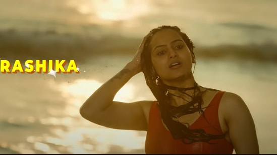 ಯೋಗರಾಜ್ ಭಟ್ ಸ್ಟೈಲ್ನ ಚಿತ್ರ: ಇದೊಂದು ಟಿಪಿಕಲ್ ಯೋಗರಾಜ್ ಭಟ್ ಚಿತ್ರ. ಅವರ ಚಿತ್ರಗಳಲ್ಲಿ ಕಾಣಸಿಗುವ ಅಪರೂಪದ ಪಾತ್ರಗಳು ಇಲ್ಲೂ ಮುಂದವರೆದಿವೆ. ಎಲ್ಲರನ್ನೂ ಬೈದುಕೊಂಡು ಓಡಾಡುವ ನಾಯಕ, ಉತ್ಸಾಹದ ಚಿಲುಮೆಯಂತಿರುವ ನಾಯಕಿಯರು, ಒಂದಿಷ್ಟು ವಿಚಿತ್ರ ಪಾತ್ರಗಳು ಇಲ್ಲೂ ಮುಂದುವರೆದಿವೆ. ಜೊತೆಗೆ ಆಧುನಿಕತೆ ಮತ್ತು ಬುಡಕಟ್ಟು ಜನಾಂಗ, ಆಧುನಿಕ ಮತ್ತು ಪುರಾತನ ವೈದ್ಯಕೀಯ ಪದ್ಧತಿ ಎಲ್ಲವೂ ಇದೆ. ಯೋಗರಾಜ್ ಭಟ್ ಸ್ಟೈಲ್ನ ಚಿತ್ರ: ಇದೊಂದು ಟಿಪಿಕಲ್ ಯೋಗರಾಜ್ ಭಟ್ ಚಿತ್ರ. ಅವರ ಚಿತ್ರಗಳಲ್ಲಿ ಕಾಣಸಿಗುವ ಅಪರೂಪದ ಪಾತ್ರಗಳು ಇಲ್ಲೂ ಮುಂದವರೆದಿವೆ. ಎಲ್ಲರನ್ನೂ ಬೈದುಕೊಂಡು ಓಡಾಡುವ ನಾಯಕ, ಉತ್ಸಾಹದ ಚಿಲುಮೆಯಂತಿರುವ ನಾಯಕಿಯರು, ಒಂದಿಷ್ಟು ವಿಚಿತ್ರ ಪಾತ್ರಗಳು ಇಲ್ಲೂ ಮುಂದುವರೆದಿವೆ. ಜೊತೆಗೆ ಆಧುನಿಕತೆ ಮತ್ತು ಬುಡಕಟ್ಟು ಜನಾಂಗ, ಆಧುನಿಕ ಮತ್ತು ಪುರಾತನ ವೈದ್ಯಕೀಯ ಪದ್ಧತಿ ಎಲ್ಲವೂ ಇದೆ.