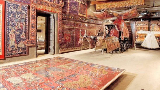 ಕ್ಯಾಲಿಕೊ ಜವಳಿ ವಸ್ತು ಸಂಗ್ರಹಾಲಯ, ಅಹಮದಾಬಾದ್: ಭಾರತೀಯ ಜವಳಿ ವಸ್ತು ಸಂಗ್ರಹಾಲಯದ ಅಸಾಧಾರಣ ಸಂಗ್ರಹಕ್ಕೆ ಹೆಸರುವಾಸಿಯಾದ ಕ್ಯಾಲಿಕೊ ವಸ್ತು ಸಂಗ್ರಹಾಲಯವು ವಿವಿಧ ಪ್ರಾದೇಶಿಕ ಸಂಪ್ರದಾಯಗಳು ಮತ್ತು ಐತಿಹಾಸಿಕ ಅವಧಿಗಳನ್ನು ಪ್ರತಿನಿಧಿಸುವ ವ್ಯಾಪಕ ಶ್ರೇಣಿಯ ಬಟ್ಟೆಗಳು, ವೇಷಭೂಷಣಗಳು ಮತ್ತು ಕಲಾಕೃತಿಗಳನ್ನು ಪ್ರದರ್ಶಿಸುತ್ತದೆ. ಸಂಕೀರ್ಣವಾದ ಕಸೂತಿಗಳು ಮತ್ತು ಸೂಕ್ಷ್ಮ ನೇಯ್ಗೆಗಳಿಂದ ಹಿಡಿದು ರೋಮಾಂಚಕ ಬಣ್ಣ ಬಳಿಯುವ ತಂತ್ರಗಳವರೆಗೆ, ವಸ್ತು ಸಂಗ್ರಹಾಲಯವು ಭಾರತೀಯ ಜವಳಿಗಳ ಕರಕುಶಲತೆ, ವಿನ್ಯಾಸ ಮತ್ತು ಸಾಂಸ್ಕೃತಿಕ ಮಹತ್ವದ ಒಳನೋಟಗಳನ್ನು ನೀಡುತ್ತದೆ. ಕ್ಯಾಲಿಕೊ ಜವಳಿ ವಸ್ತು ಸಂಗ್ರಹಾಲಯ, ಅಹಮದಾಬಾದ್: ಭಾರತೀಯ ಜವಳಿ ವಸ್ತು ಸಂಗ್ರಹಾಲಯದ ಅಸಾಧಾರಣ ಸಂಗ್ರಹಕ್ಕೆ ಹೆಸರುವಾಸಿಯಾದ ಕ್ಯಾಲಿಕೊ ವಸ್ತು ಸಂಗ್ರಹಾಲಯವು ವಿವಿಧ ಪ್ರಾದೇಶಿಕ ಸಂಪ್ರದಾಯಗಳು ಮತ್ತು ಐತಿಹಾಸಿಕ ಅವಧಿಗಳನ್ನು ಪ್ರತಿನಿಧಿಸುವ ವ್ಯಾಪಕ ಶ್ರೇಣಿಯ ಬಟ್ಟೆಗಳು, ವೇಷಭೂಷಣಗಳು ಮತ್ತು ಕಲಾಕೃತಿಗಳನ್ನು ಪ್ರದರ್ಶಿಸುತ್ತದೆ. ಸಂಕೀರ್ಣವಾದ ಕಸೂತಿಗಳು ಮತ್ತು ಸೂಕ್ಷ್ಮ ನೇಯ್ಗೆಗಳಿಂದ ಹಿಡಿದು ರೋಮಾಂಚಕ ಬಣ್ಣ ಬಳಿಯುವ ತಂತ್ರಗಳವರೆಗೆ, ವಸ್ತು ಸಂಗ್ರಹಾಲಯವು ಭಾರತೀಯ ಜವಳಿಗಳ ಕರಕುಶಲತೆ, ವಿನ್ಯಾಸ ಮತ್ತು ಸಾಂಸ್ಕೃತಿಕ ಮಹತ್ವದ ಒಳನೋಟಗಳನ್ನು ನೀಡುತ್ತದೆ.