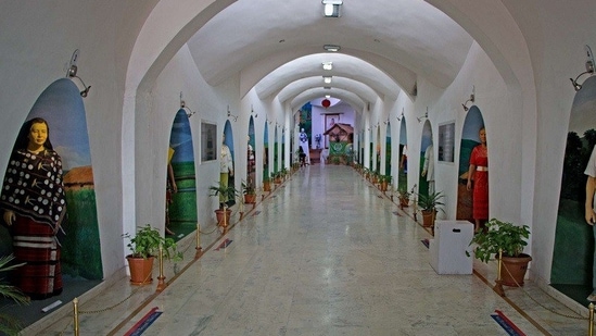 ಡಾನ್ ಬಾಸ್ಕೋ ಸ್ಥಳೀಯ ಸಂಸ್ಕೃತಿಗಳ ವಸ್ತುಸಂಗ್ರಹಾಲಯ, ಶಿಲ್ಲಾಂಗ್: ಈಶಾನ್ಯ ಭಾರತದ ವೈವಿಧ್ಯಮಯ ಸ್ಥಳೀಯ ಸಂಸ್ಕೃತಿಗಳನ್ನು ಆಚರಿಸುವ ಈ ವಸ್ತುಸಂಗ್ರಹಾಲಯವು ಬುಡಕಟ್ಟು ಸಂಪ್ರದಾಯಗಳು, ಆಚರಣೆಗಳು, ಕಲೆ ಮತ್ತು ಕರಕುಶಲ ವಸ್ತುಗಳ ಪ್ರದರ್ಶನಗಳನ್ನು ಒಳಗೊಂಡಿದೆ. ಸಂದರ್ಶಕರು ಈ ಪ್ರದೇಶದ ಶ್ರೀಮಂತ ಸಾಂಸ್ಕೃತಿಕ ಪರಂಪರೆಯನ್ನು ಪ್ರದರ್ಶಿಸುವ ಜೀವ ಗಾತ್ರದ ಬುಡಕಟ್ಟು ಗುಡಿಸಲುಗಳು, ಸಾಂಪ್ರದಾಯಿಕ ವೇಷಭೂಷಣಗಳು, ಸಂಗೀತ ವಾದ್ಯಗಳು ಮತ್ತು ಕಲಾಕೃತಿಗಳನ್ನು ಅನ್ವೇಷಿಸಬಹುದು ಡಾನ್ ಬಾಸ್ಕೋ ಸ್ಥಳೀಯ ಸಂಸ್ಕೃತಿಗಳ ವಸ್ತುಸಂಗ್ರಹಾಲಯ, ಶಿಲ್ಲಾಂಗ್: ಈಶಾನ್ಯ ಭಾರತದ ವೈವಿಧ್ಯಮಯ ಸ್ಥಳೀಯ ಸಂಸ್ಕೃತಿಗಳನ್ನು ಆಚರಿಸುವ ಈ ವಸ್ತುಸಂಗ್ರಹಾಲಯವು ಬುಡಕಟ್ಟು ಸಂಪ್ರದಾಯಗಳು, ಆಚರಣೆಗಳು, ಕಲೆ ಮತ್ತು ಕರಕುಶಲ ವಸ್ತುಗಳ ಪ್ರದರ್ಶನಗಳನ್ನು ಒಳಗೊಂಡಿದೆ. ಸಂದರ್ಶಕರು ಈ ಪ್ರದೇಶದ ಶ್ರೀಮಂತ ಸಾಂಸ್ಕೃತಿಕ ಪರಂಪರೆಯನ್ನು ಪ್ರದರ್ಶಿಸುವ ಜೀವ ಗಾತ್ರದ ಬುಡಕಟ್ಟು ಗುಡಿಸಲುಗಳು, ಸಾಂಪ್ರದಾಯಿಕ ವೇಷಭೂಷಣಗಳು, ಸಂಗೀತ ವಾದ್ಯಗಳು ಮತ್ತು ಕಲಾಕೃತಿಗಳನ್ನು ಅನ್ವೇಷಿಸಬಹುದು