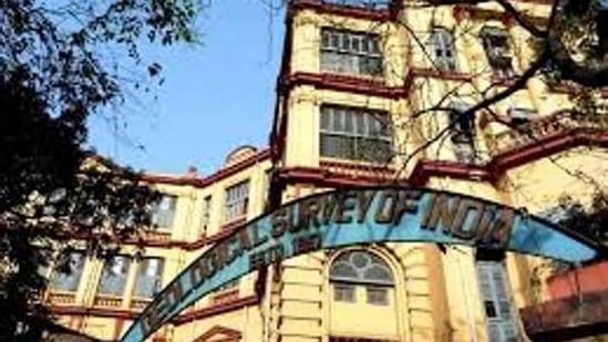 ಭಾರತೀಯ ವಸ್ತುಸಂಗ್ರಹಾಲಯ, ಕೋಲ್ಕತ್ತಾ: ಭಾರತದ ಅತ್ಯಂತ ಹಳೆಯ ಮತ್ತು ಅತಿದೊಡ್ಡ ವಸ್ತುಸಂಗ್ರಹಾಲಯವಾಗಿರುವ ಭಾರತೀಯ ವಸ್ತುಸಂಗ್ರಹಾಲಯವು ಕಲೆ, ಪುರಾತತ್ತ್ವ ಶಾಸ್ತ್ರ, ಮಾನವಶಾಸ್ತ್ರ ಮತ್ತು ನೈಸರ್ಗಿಕ ಇತಿಹಾಸ ಸೇರಿದಂತೆ ವ್ಯಾಪಕ ಸಂಗ್ರಹವನ್ನು ಹೊಂದಿದೆ. 1814 ರಲ್ಲಿ ಸ್ಥಾಪನೆಯಾದ ಇದು ಪ್ರಾಚೀನ ಶಿಲ್ಪಗಳು, ಮೊಘಲ್ ವರ್ಣಚಿತ್ರಗಳು, ಈಜಿಪ್ಟಿನ ಮಮ್ಮಿಗಳು ಮತ್ತು ಪಳೆಯುಳಿಕೆಗಳಂತಹ ಅಪರೂಪದ ಕಲಾಕೃತಿಗಳನ್ನು ಹೊಂದಿದೆ, ಇದು ಭಾರತದ ಶ್ರೀಮಂತ ಸಾಂಸ್ಕೃತಿಕ ಮತ್ತು ವೈಜ್ಞಾನಿಕ ಪರಂಪರೆಯ ಬಗ್ಗೆ ಅಮೂಲ್ಯವಾದ ಒಳನೋಟಗಳನ್ನು ಒದಗಿಸುತ್ತದೆ. ಭಾರತೀಯ ವಸ್ತುಸಂಗ್ರಹಾಲಯ, ಕೋಲ್ಕತ್ತಾ: ಭಾರತದ ಅತ್ಯಂತ ಹಳೆಯ ಮತ್ತು ಅತಿದೊಡ್ಡ ವಸ್ತುಸಂಗ್ರಹಾಲಯವಾಗಿರುವ ಭಾರತೀಯ ವಸ್ತುಸಂಗ್ರಹಾಲಯವು ಕಲೆ, ಪುರಾತತ್ತ್ವ ಶಾಸ್ತ್ರ, ಮಾನವಶಾಸ್ತ್ರ ಮತ್ತು ನೈಸರ್ಗಿಕ ಇತಿಹಾಸ ಸೇರಿದಂತೆ ವ್ಯಾಪಕ ಸಂಗ್ರಹವನ್ನು ಹೊಂದಿದೆ. 1814 ರಲ್ಲಿ ಸ್ಥಾಪನೆಯಾದ ಇದು ಪ್ರಾಚೀನ ಶಿಲ್ಪಗಳು, ಮೊಘಲ್ ವರ್ಣಚಿತ್ರಗಳು, ಈಜಿಪ್ಟಿನ ಮಮ್ಮಿಗಳು ಮತ್ತು ಪಳೆಯುಳಿಕೆಗಳಂತಹ ಅಪರೂಪದ ಕಲಾಕೃತಿಗಳನ್ನು ಹೊಂದಿದೆ, ಇದು ಭಾರತದ ಶ್ರೀಮಂತ ಸಾಂಸ್ಕೃತಿಕ ಮತ್ತು ವೈಜ್ಞಾನಿಕ ಪರಂಪರೆಯ ಬಗ್ಗೆ ಅಮೂಲ್ಯವಾದ ಒಳನೋಟಗಳನ್ನು ಒದಗಿಸುತ್ತದೆ.