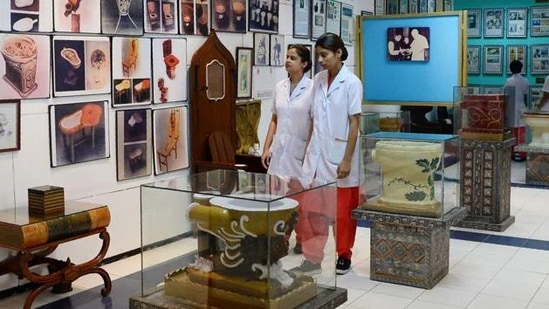 ಸುಲಭ್ ಅಂತರರಾಷ್ಟ್ರೀಯ ಶೌಚಾಲಯ ವಸ್ತುಸಂಗ್ರಹಾಲಯ, ನವದೆಹಲಿ: ಸುಲಭ್ ಅಂತರರಾಷ್ಟ್ರೀಯ ಸಾಮಾಜಿಕ ಸೇವಾ ಸಂಸ್ಥೆಯಿಂದ ಸ್ಥಾಪಿಸಲ್ಪಟ್ಟ ಈ ವಸ್ತುಸಂಗ್ರಹಾಲಯವು ನೈರ್ಮಲ್ಯ ಮತ್ತು ಶೌಚಾಲಯ ತಂತ್ರಜ್ಞಾನದ ಸಮಗ್ರ ಇತಿಹಾಸವನ್ನು ಒದಗಿಸುತ್ತದೆ. ಪ್ರಾಚೀನ ಕಾಲದಿಂದ ಆಧುನಿಕ ನಾವೀನ್ಯಗಳವರೆಗೆ ಶೌಚಾಲಯಗಳ ವಿಕಸನವನ್ನು ಪ್ರದರ್ಶಿಸುವ ಈ ವಸ್ತು ಸಂಗ್ರಹಾಲಯಕ್ಕೆ ಒಮ್ಮೆಯಾದರೂ ಭೇಟಿ ಕೊಡಬೇಕು. ಸುಲಭ್ ಅಂತರರಾಷ್ಟ್ರೀಯ ಶೌಚಾಲಯ ವಸ್ತುಸಂಗ್ರಹಾಲಯ, ನವದೆಹಲಿ: ಸುಲಭ್ ಅಂತರರಾಷ್ಟ್ರೀಯ ಸಾಮಾಜಿಕ ಸೇವಾ ಸಂಸ್ಥೆಯಿಂದ ಸ್ಥಾಪಿಸಲ್ಪಟ್ಟ ಈ ವಸ್ತುಸಂಗ್ರಹಾಲಯವು ನೈರ್ಮಲ್ಯ ಮತ್ತು ಶೌಚಾಲಯ ತಂತ್ರಜ್ಞಾನದ ಸಮಗ್ರ ಇತಿಹಾಸವನ್ನು ಒದಗಿಸುತ್ತದೆ. ಪ್ರಾಚೀನ ಕಾಲದಿಂದ ಆಧುನಿಕ ನಾವೀನ್ಯಗಳವರೆಗೆ ಶೌಚಾಲಯಗಳ ವಿಕಸನವನ್ನು ಪ್ರದರ್ಶಿಸುವ ಈ ವಸ್ತು ಸಂಗ್ರಹಾಲಯಕ್ಕೆ ಒಮ್ಮೆಯಾದರೂ ಭೇಟಿ ಕೊಡಬೇಕು.