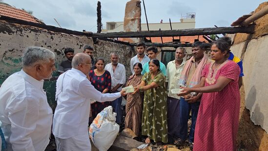 ಮೈಸೂರು ತಾಲ್ಲೂಕಿನ ಬೋರೆ ಆನಂದೂರು ಗ್ರಾಮದಲ್ಲಿ ಅಗ್ನಿ ಅವಘಡದಿಂದ ಮನೆ ಕಳೆದುಕೊಂಡ ಮೂವರು ಕುಟುಂಬದವರಿಗೆ ಶಾಸಕ ಜಿ.ಟಿ.ದೇವೇಗೌಡ ವೈಯಕ್ತಿಕವಾಗಿ ಒಂದು ಲಕ್ಷ ರೂಪಾಯಿ ಪರಿಹಾರ ವಿತರಿಸಿದರು.