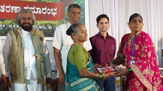 ಬೆಳಗಾವಿಯ ಭೀಮಗಡ ಅರಣ್ಯ ನಿವಾಸಿಗಳಿಗೆ ಚೆಕ್ ಅನ್ನು ವಿತರಣೆ ಮಾಡಲಾಯಿತು. ಬೆಳಗಾವಿಯ ಭೀಮಗಡ ಅರಣ್ಯ ನಿವಾಸಿಗಳಿಗೆ ಚೆಕ್ ಅನ್ನು ವಿತರಣೆ ಮಾಡಲಾಯಿತು.