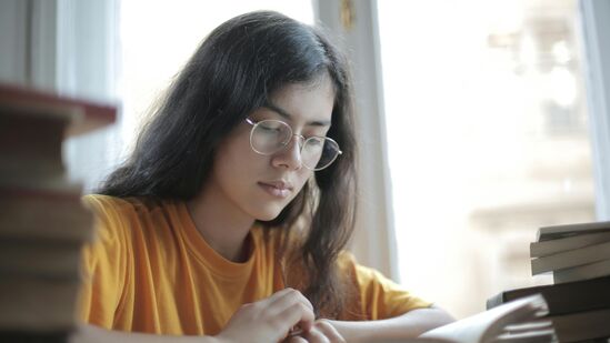 ಹಿಂದಿನ ವರ್ಷದ ಪ್ರಶ್ನೆಪತ್ರಿಕೆಗಳನ್ನು ಪರಿಹರಿಸಿ: ಸಮಯವಿದ್ದಾಗ ಹಿಂದಿನ ವರ್ಷದ ಪ್ರಶ್ನೆಪತ್ರಿಕೆಗಳನ್ನು ಪರಿಹರಿಸುವುದರಿಂದ ಪರೀಕ್ಷೆಯ ಮಾದರಿ, ಯಾವ ರೀತಿಯ ಪ್ರಶ್ನೆಗಳನ್ನು ಕೇಳಲಾಗುತ್ತದೆ ಎಂಬುದರ ಬಗ್ಗೆ ನಿಮಗೆ ಒಂದು ಕಲ್ಪನೆ ಸಿಗುತ್ತದೆ. ಹಿಂದಿನ ವರ್ಷದ ಪ್ರಶ್ನೆಪತ್ರಿಕೆಗಳನ್ನು ಪರಿಹರಿಸಿ: ಸಮಯವಿದ್ದಾಗ ಹಿಂದಿನ ವರ್ಷದ ಪ್ರಶ್ನೆಪತ್ರಿಕೆಗಳನ್ನು ಪರಿಹರಿಸುವುದರಿಂದ ಪರೀಕ್ಷೆಯ ಮಾದರಿ, ಯಾವ ರೀತಿಯ ಪ್ರಶ್ನೆಗಳನ್ನು ಕೇಳಲಾಗುತ್ತದೆ ಎಂಬುದರ ಬಗ್ಗೆ ನಿಮಗೆ ಒಂದು ಕಲ್ಪನೆ ಸಿಗುತ್ತದೆ.