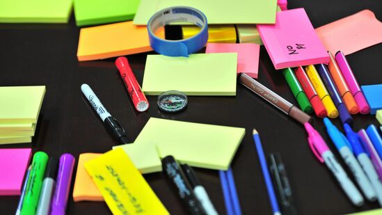 ಕಲರ್ ಕೋಡಿಂಗ್ ತಂತ್ರ: ಈ ತಂತ್ರದಲ್ಲಿ, ಯಾವುದೇ ವಿಷಯದ ಟಿಪ್ಪಣಿಗಳನ್ನು ಮಾಡುವಾಗ ನೀವು ವಿಭಿನ್ನ ಬಣ್ಣದ ಕಾಗದಗಳೊಂದಿಗೆ ಪ್ರಮುಖ ಸಾಲುಗಳನ್ನು ಹೈಲೈಟ್ ಮಾಡಬಹುದು. ಇದು ಮಾಹಿತಿಯನ್ನು ನೆನಪಿಟ್ಟುಕೊಳ್ಳಲು ಮತ್ತು ತ್ವರಿತವಾಗಿ ರಿವಿಷನ್ ಮಾಡಲು ನಿಮಗೆ ಸಹಾಯ ಮಾಡುತ್ತದೆ. ಕಲರ್ ಕೋಡಿಂಗ್ ತಂತ್ರ: ಈ ತಂತ್ರದಲ್ಲಿ, ಯಾವುದೇ ವಿಷಯದ ಟಿಪ್ಪಣಿಗಳನ್ನು ಮಾಡುವಾಗ ನೀವು ವಿಭಿನ್ನ ಬಣ್ಣದ ಕಾಗದಗಳೊಂದಿಗೆ ಪ್ರಮುಖ ಸಾಲುಗಳನ್ನು ಹೈಲೈಟ್ ಮಾಡಬಹುದು. ಇದು ಮಾಹಿತಿಯನ್ನು ನೆನಪಿಟ್ಟುಕೊಳ್ಳಲು ಮತ್ತು ತ್ವರಿತವಾಗಿ ರಿವಿಷನ್ ಮಾಡಲು ನಿಮಗೆ ಸಹಾಯ ಮಾಡುತ್ತದೆ.