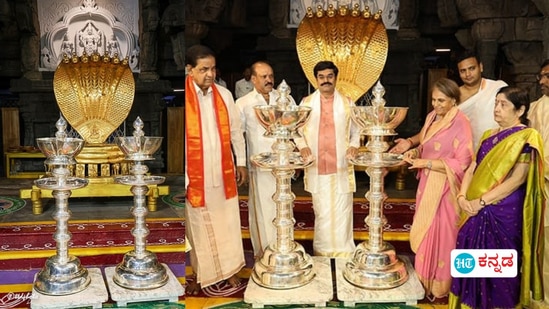 ತಿರುಪತಿ ತಿಮ್ಮಪ್ಪನಿಗೆ 100 ಕೆಜಿ ತೂಕದ ಬೆಳ್ಳಿಯ ನಂದಾದೀಪ ತಿರುಪತಿ ತಿಮ್ಮಪ್ಪನಿಗೆ 100 ಕೆಜಿ ತೂಕದ ಬೆಳ್ಳಿಯ ನಂದಾದೀಪ