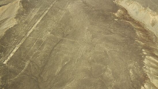 ನಾಸ್ಕಾ ಲೈನ್ಸ್, ಪೆರು: ಪೆರುವಿನ ಮರುಭೂಮಿ ಪ್ರದೇಶದಲ್ಲಿ ನೆಲದ ಮೇಲೆ ರೂಪುಗೊಂಡ ಬೃಹತ್ ರೇಖೆಗಳು ಮತ್ತು ಆಕಾರಗಳು, ಆಕಾಶದಿಂದ ಮಾತ್ರ ಕಾಣುತ್ತವೆ. ಇದು ವಿಜ್ಞಾನಿಗಳಿಗೆ ಇನ್ನೂ ನಿಗೂಢವಾಗಿದೆ. ಈ ರೇಖೆಗಳು ಪ್ರಾಣಿಗಳು, ಸಸ್ಯಗಳು ಮತ್ತು ಜ್ಯಾಮಿತೀಯ ಆಕಾರಗಳ ರೂಪವನ್ನು ಪಡೆಯುತ್ತವೆ. ಇವು ಧಾರ್ಮಿಕ ಆಚರಣೆಗಳ ಭಾಗವಾಗಿದ್ದವೇ ಅಥವಾ ಖಗೋಳಶಾಸ್ತ್ರಕ್ಕೆ ಸಂಬಂಧಿಸಿದ್ದವೇ? ಇವು ಏನು ಎಂಬುದು ಇನ್ನೂ ಸ್ಪಷ್ಟವಾಗಿಲ್ಲ. ನಾಸ್ಕಾ ಲೈನ್ಸ್, ಪೆರು: ಪೆರುವಿನ ಮರುಭೂಮಿ ಪ್ರದೇಶದಲ್ಲಿ ನೆಲದ ಮೇಲೆ ರೂಪುಗೊಂಡ ಬೃಹತ್ ರೇಖೆಗಳು ಮತ್ತು ಆಕಾರಗಳು, ಆಕಾಶದಿಂದ ಮಾತ್ರ ಕಾಣುತ್ತವೆ. ಇದು ವಿಜ್ಞಾನಿಗಳಿಗೆ ಇನ್ನೂ ನಿಗೂಢವಾಗಿದೆ. ಈ ರೇಖೆಗಳು ಪ್ರಾಣಿಗಳು, ಸಸ್ಯಗಳು ಮತ್ತು ಜ್ಯಾಮಿತೀಯ ಆಕಾರಗಳ ರೂಪವನ್ನು ಪಡೆಯುತ್ತವೆ. ಇವು ಧಾರ್ಮಿಕ ಆಚರಣೆಗಳ ಭಾಗವಾಗಿದ್ದವೇ ಅಥವಾ ಖಗೋಳಶಾಸ್ತ್ರಕ್ಕೆ ಸಂಬಂಧಿಸಿದ್ದವೇ? ಇವು ಏನು ಎಂಬುದು ಇನ್ನೂ ಸ್ಪಷ್ಟವಾಗಿಲ್ಲ.