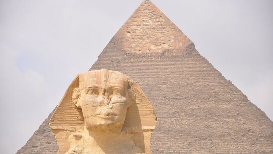 ಗಿಜಾ ಪಿರಮಿಡ್, ಈಜಿಪ್ಟ್: ಈಜಿಪ್ಟಿನ ಮರುಭೂಮಿಯಲ್ಲಿ ನಿಂತಿರುವ ಗಿಜಾದ ಮಹಾ ಪಿರಮಿಡ್ ಇನ್ನೂ ಮಾನವ ತಿಳುವಳಿಕೆಯನ್ನು ಪರೀಕ್ಷಿಸುತ್ತದೆ. ಸುಮಾರು 4,500 ವರ್ಷಗಳ ಹಿಂದೆ ಅದನ್ನು ಇಷ್ಟೊಂದು ನಿಖರವಾಗಿ ಹೇಗೆ ನಿರ್ಮಿಸಲಾಯಿತು - ಈ ಪ್ರಶ್ನೆಗೆ ಇನ್ನೂ ಉತ್ತರವಿಲ್ಲ. ಇದು ಒಂದು ಕಾಲದಲ್ಲಿ ವಿಶ್ವದ ಅತಿ ಎತ್ತರದ ಕಟ್ಟಡವಾಗಿತ್ತು ಮತ್ತು ಅದರ ವಿನ್ಯಾಸ ಇಂದಿಗೂ ವಿಜ್ಞಾನಿಗಳನ್ನು ಬೆರಗುಗೊಳಿಸುತ್ತದೆ. ಗಿಜಾ ಪಿರಮಿಡ್, ಈಜಿಪ್ಟ್: ಈಜಿಪ್ಟಿನ ಮರುಭೂಮಿಯಲ್ಲಿ ನಿಂತಿರುವ ಗಿಜಾದ ಮಹಾ ಪಿರಮಿಡ್ ಇನ್ನೂ ಮಾನವ ತಿಳುವಳಿಕೆಯನ್ನು ಪರೀಕ್ಷಿಸುತ್ತದೆ. ಸುಮಾರು 4,500 ವರ್ಷಗಳ ಹಿಂದೆ ಅದನ್ನು ಇಷ್ಟೊಂದು ನಿಖರವಾಗಿ ಹೇಗೆ ನಿರ್ಮಿಸಲಾಯಿತು - ಈ ಪ್ರಶ್ನೆಗೆ ಇನ್ನೂ ಉತ್ತರವಿಲ್ಲ. ಇದು ಒಂದು ಕಾಲದಲ್ಲಿ ವಿಶ್ವದ ಅತಿ ಎತ್ತರದ ಕಟ್ಟಡವಾಗಿತ್ತು ಮತ್ತು ಅದರ ವಿನ್ಯಾಸ ಇಂದಿಗೂ ವಿಜ್ಞಾನಿಗಳನ್ನು ಬೆರಗುಗೊಳಿಸುತ್ತದೆ.