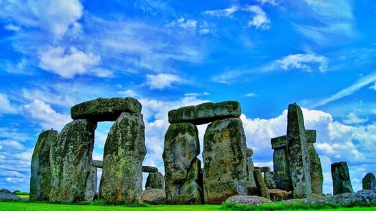 ಸ್ಟೋನ್ಹೆಂಜ್, ಇಂಗ್ಲೆಂಡ್: ಇಂಗ್ಲೆಂಡ್ನ ವಿಲ್ಟ್ಶೈರ್ನಲ್ಲಿರುವ ಸ್ಟೋನ್ಹೆಂಜ್ ವಿಶ್ವದ ಅತ್ಯಂತ ನಿಗೂಢ ಪ್ರಾಚೀನ ಸ್ಮಾರಕಗಳಲ್ಲಿ ಒಂದಾಗಿದೆ. ಇದನ್ನು ಸುಮಾರು 5000 ವರ್ಷಗಳ ಹಿಂದೆ ನಿರ್ಮಿಸಲಾಗಿದೆ ಎಂದು ನಂಬಲಾಗಿದೆ. ಸುಮಾರು 200 ಮೈಲಿ ದೂರದಿಂದ 25 ಟನ್ ತೂಕದ ಕಲ್ಲುಗಳನ್ನು ತಂದು ವಿಶೇಷ ವೃತ್ತಾಕಾರದಲ್ಲಿ ಜೋಡಿಸಲಾಗಿದೆ. ಆದರೆ ಅದನ್ನು ಹೇಗೆ ತರಲಾಯಿತು? ಅದನ್ನು ಏಕೆ ತಯಾರಿಸಲಾಯಿತು? ಅದು ಧಾರ್ಮಿಕ ಸ್ಥಳವಾಗಿತ್ತೇ ಅಥವಾ ಖಗೋಳ ವೀಕ್ಷಣಾಲಯವಾಗಿತ್ತೇ? ಇಲ್ಲಿಯವರೆಗೆ ಯಾವುದೇ ನಿರ್ದಿಷ್ಟ ಉತ್ತರ ಕಂಡುಬಂದಿಲ್ಲ. ಸ್ಟೋನ್ಹೆಂಜ್, ಇಂಗ್ಲೆಂಡ್: ಇಂಗ್ಲೆಂಡ್ನ ವಿಲ್ಟ್ಶೈರ್ನಲ್ಲಿರುವ ಸ್ಟೋನ್ಹೆಂಜ್ ವಿಶ್ವದ ಅತ್ಯಂತ ನಿಗೂಢ ಪ್ರಾಚೀನ ಸ್ಮಾರಕಗಳಲ್ಲಿ ಒಂದಾಗಿದೆ. ಇದನ್ನು ಸುಮಾರು 5000 ವರ್ಷಗಳ ಹಿಂದೆ ನಿರ್ಮಿಸಲಾಗಿದೆ ಎಂದು ನಂಬಲಾಗಿದೆ. ಸುಮಾರು 200 ಮೈಲಿ ದೂರದಿಂದ 25 ಟನ್ ತೂಕದ ಕಲ್ಲುಗಳನ್ನು ತಂದು ವಿಶೇಷ ವೃತ್ತಾಕಾರದಲ್ಲಿ ಜೋಡಿಸಲಾಗಿದೆ. ಆದರೆ ಅದನ್ನು ಹೇಗೆ ತರಲಾಯಿತು? ಅದನ್ನು ಏಕೆ ತಯಾರಿಸಲಾಯಿತು? ಅದು ಧಾರ್ಮಿಕ ಸ್ಥಳವಾಗಿತ್ತೇ ಅಥವಾ ಖಗೋಳ ವೀಕ್ಷಣಾಲಯವಾಗಿತ್ತೇ? ಇಲ್ಲಿಯವರೆಗೆ ಯಾವುದೇ ನಿರ್ದಿಷ್ಟ ಉತ್ತರ ಕಂಡುಬಂದಿಲ್ಲ.