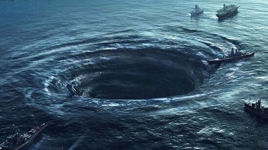 ಬರ್ಮುಡಾ ಟ್ರಯಾಂಗಲ್, ಅಟ್ಲಾಂಟಿಕ್ ಸಾಗರ: ವಾಯುವ್ಯ ಅಟ್ಲಾಂಟಿಕ್ ಮಹಾಸಾಗರದಲ್ಲಿ ನೆಲೆಗೊಂಡಿರುವ ಈ ತ್ರಿಕೋನ ಪ್ರದೇಶವು ಡೆವಿಲ್ಸ್ ಟ್ರಯಾಂಗಲ್ ಎಂದೂ ಕರೆಯಲ್ಪಡುತ್ತದೆ. ಇದು ಹಡಗುಗಳು ಮತ್ತು ವಿಮಾನಗಳ ನಿಗೂಢ ಕಣ್ಮರೆಗಳಿಗೆ ಕುಖ್ಯಾತವಾಗಿದೆ. ಯಾವುದೇ ಹವಾಮಾನ ವೈಪರೀತ್ಯ ಇಲ್ಲದೇ ಇರುವಾಗಲೂ ಅನೇಕ ವಿಮಾನಗಳು ಮತ್ತು ಹಡಗುಗಳು ಯಾವುದೇ ಕುರುಹು ಇಲ್ಲದೆ ಕಾಣೆಯಾಗಿವೆ. 1945 ರಲ್ಲಿ, 5 ಯುಎಸ್ ನೌಕಾಪಡೆಯ ವಿಮಾನಗಳು ಮತ್ತು 1 ರಕ್ಷಣಾ ವಿಮಾನ ಏಕಕಾಲದಲ್ಲಿ ಕಣ್ಮರೆಯಾಯಿತು. ಇಂದಿಗೂ ವಿಜ್ಞಾನದ ಬಳಿ ಈ ನಿಗೂಢತೆಗೆ ಯಾವುದೇ ನಿರ್ದಿಷ್ಟ ಉತ್ತರವಿಲ್ಲ. ಬರ್ಮುಡಾ ಟ್ರಯಾಂಗಲ್, ಅಟ್ಲಾಂಟಿಕ್ ಸಾಗರ: ವಾಯುವ್ಯ ಅಟ್ಲಾಂಟಿಕ್ ಮಹಾಸಾಗರದಲ್ಲಿ ನೆಲೆಗೊಂಡಿರುವ ಈ ತ್ರಿಕೋನ ಪ್ರದೇಶವು ಡೆವಿಲ್ಸ್ ಟ್ರಯಾಂಗಲ್ ಎಂದೂ ಕರೆಯಲ್ಪಡುತ್ತದೆ. ಇದು ಹಡಗುಗಳು ಮತ್ತು ವಿಮಾನಗಳ ನಿಗೂಢ ಕಣ್ಮರೆಗಳಿಗೆ ಕುಖ್ಯಾತವಾಗಿದೆ. ಯಾವುದೇ ಹವಾಮಾನ ವೈಪರೀತ್ಯ ಇಲ್ಲದೇ ಇರುವಾಗಲೂ ಅನೇಕ ವಿಮಾನಗಳು ಮತ್ತು ಹಡಗುಗಳು ಯಾವುದೇ ಕುರುಹು ಇಲ್ಲದೆ ಕಾಣೆಯಾಗಿವೆ. 1945 ರಲ್ಲಿ, 5 ಯುಎಸ್ ನೌಕಾಪಡೆಯ ವಿಮಾನಗಳು ಮತ್ತು 1 ರಕ್ಷಣಾ ವಿಮಾನ ಏಕಕಾಲದಲ್ಲಿ ಕಣ್ಮರೆಯಾಯಿತು. ಇಂದಿಗೂ ವಿಜ್ಞಾನದ ಬಳಿ ಈ ನಿಗೂಢತೆಗೆ ಯಾವುದೇ ನಿರ್ದಿಷ್ಟ ಉತ್ತರವಿಲ್ಲ.