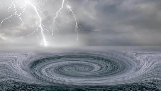 ಡೆವಿಲ್ಸ್ ಸೀ, ಜಪಾನ್: ಜಪಾನ್ ಬಳಿ ಇರುವ ಈ ಸಮುದ್ರ ಪ್ರದೇಶವನ್ನು ‘ಡ್ರ್ಯಾಗನ್ಸ್ ಟ್ರಯಾಂಗಲ್‘ ಎಂದೂ ಕರೆಯುತ್ತಾರೆ. ಇಲ್ಲಿಯೂ ಸಹ, ಬರ್ಮುಡಾ ಟ್ರಯಾಂಗಲ್ನಂತೆ, ಹಡಗುಗಳು ಮತ್ತು ವಿಮಾನಗಳು ನಿಗೂಢವಾಗಿ ಕಣ್ಮರೆಯಾಗುತ್ತವೆ. ಜಾನಪದದ ಪ್ರಕಾರ, ಸಮುದ್ರ ದೆವ್ವ ಅಥವಾ ಡ್ರ್ಯಾಗನ್ ಇಲ್ಲಿ ವಾಸಿಸುತ್ತದೆ. ಇಲ್ಲಿ ಸಮುದ್ರದ ಕೆಳಗೆ ಸಕ್ರಿಯ ಜ್ವಾಲಾಮುಖಿಗಳಿವೆ, ಅದು ಈ ಘಟನೆಗಳಿಗೆ ಕಾರಣವಾಗಬಹುದು, ಆದರೆ ಖಚಿತವಾಗಿ ಏನನ್ನೂ ಹೇಳಲಾಗುವುದಿಲ್ಲ. ಡೆವಿಲ್ಸ್ ಸೀ, ಜಪಾನ್: ಜಪಾನ್ ಬಳಿ ಇರುವ ಈ ಸಮುದ್ರ ಪ್ರದೇಶವನ್ನು ‘ಡ್ರ್ಯಾಗನ್ಸ್ ಟ್ರಯಾಂಗಲ್‘ ಎಂದೂ ಕರೆಯುತ್ತಾರೆ. ಇಲ್ಲಿಯೂ ಸಹ, ಬರ್ಮುಡಾ ಟ್ರಯಾಂಗಲ್ನಂತೆ, ಹಡಗುಗಳು ಮತ್ತು ವಿಮಾನಗಳು ನಿಗೂಢವಾಗಿ ಕಣ್ಮರೆಯಾಗುತ್ತವೆ. ಜಾನಪದದ ಪ್ರಕಾರ, ಸಮುದ್ರ ದೆವ್ವ ಅಥವಾ ಡ್ರ್ಯಾಗನ್ ಇಲ್ಲಿ ವಾಸಿಸುತ್ತದೆ. ಇಲ್ಲಿ ಸಮುದ್ರದ ಕೆಳಗೆ ಸಕ್ರಿಯ ಜ್ವಾಲಾಮುಖಿಗಳಿವೆ, ಅದು ಈ ಘಟನೆಗಳಿಗೆ ಕಾರಣವಾಗಬಹುದು, ಆದರೆ ಖಚಿತವಾಗಿ ಏನನ್ನೂ ಹೇಳಲಾಗುವುದಿಲ್ಲ.