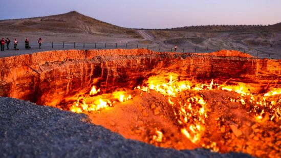 ಹೆಲ್ ಟು ಹೆಲ್, ತುರ್ಕಮೆನಿಸ್ತಾನ್: ತುರ್ಕಮೆನಿಸ್ತಾನದ ಕರಕುಮ್ ಮರುಭೂಮಿಯಲ್ಲಿರುವ ‘ದರ್ವಾಜಾ ಅನಿಲ ಕುಳಿ‘ ಯನ್ನು ಜನರು ‘ನರಕದ ದ್ವಾರ‘ ಎಂದು ಕರೆಯುತ್ತಾರೆ. 1971 ರಲ್ಲಿ ಅನಿಲ ಕೊರೆಯುವ ಅಪಘಾತದಿಂದಾಗಿ ಈ ಬೃಹತ್ ಕುಳಿ ರೂಪುಗೊಂಡಿತು, ವಿಷಕಾರಿ ಅನಿಲ ಹರಡುವುದನ್ನು ತಡೆಯಲು ವಿಜ್ಞಾನಿಗಳು ಸ್ವತಃ ಇದನ್ನು ಹೊತ್ತಿಸಿದರು. ಕೆಲವು ವಾರಗಳಲ್ಲಿ ಬೆಂಕಿ ನಂದಿಸಲ್ಪಡುತ್ತದೆ ಎಂದು ಭಾವಿಸಲಾಗಿತ್ತು, ಆದರೆ ಕಳೆದ 50 ವರ್ಷಗಳಿಂದ ಅದು ನಿರಂತರವಾಗಿ ಉರಿಯುತ್ತಿದೆ. ಹೆಲ್ ಟು ಹೆಲ್, ತುರ್ಕಮೆನಿಸ್ತಾನ್: ತುರ್ಕಮೆನಿಸ್ತಾನದ ಕರಕುಮ್ ಮರುಭೂಮಿಯಲ್ಲಿರುವ ‘ದರ್ವಾಜಾ ಅನಿಲ ಕುಳಿ‘ ಯನ್ನು ಜನರು ‘ನರಕದ ದ್ವಾರ‘ ಎಂದು ಕರೆಯುತ್ತಾರೆ. 1971 ರಲ್ಲಿ ಅನಿಲ ಕೊರೆಯುವ ಅಪಘಾತದಿಂದಾಗಿ ಈ ಬೃಹತ್ ಕುಳಿ ರೂಪುಗೊಂಡಿತು, ವಿಷಕಾರಿ ಅನಿಲ ಹರಡುವುದನ್ನು ತಡೆಯಲು ವಿಜ್ಞಾನಿಗಳು ಸ್ವತಃ ಇದನ್ನು ಹೊತ್ತಿಸಿದರು. ಕೆಲವು ವಾರಗಳಲ್ಲಿ ಬೆಂಕಿ ನಂದಿಸಲ್ಪಡುತ್ತದೆ ಎಂದು ಭಾವಿಸಲಾಗಿತ್ತು, ಆದರೆ ಕಳೆದ 50 ವರ್ಷಗಳಿಂದ ಅದು ನಿರಂತರವಾಗಿ ಉರಿಯುತ್ತಿದೆ.