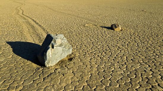 ಸೇಲಿಂಗ್ ಸ್ಟೋನ್ಸ್, ಕ್ಯಾಲಿಫೋರ್ನಿಯಾ: ಕ್ಯಾಲಿಫೋರ್ನಿಯಾದ ಡೆತ್ ವ್ಯಾಲಿಯಲ್ಲಿರುವ ಈ ಕಲ್ಲುಗಳು ತಾವಾಗಿಯೇ ಚಲಿಸುತ್ತವೆ. ಈ ಕಲ್ಲುಗಳು ಮರುಭೂಮಿಯ ಒಣ ಭೂಮಿಯ ಮೇಲೆ ಉದ್ದವಾದ ಗೆರೆಗಳನ್ನು ಎಳೆಯುತ್ತಾ ನಿಧಾನವಾಗಿ ಮುಂದಕ್ಕೆ ಚಲಿಸುತ್ತವೆ, ಆದರೆ ಯಾರೂ ಅವುಗಳನ್ನು ತಳ್ಳುವುದಿಲ್ಲ. ಇತ್ತೀಚಿನ ಸಂಶೋಧನೆಗಳು ಈ ಕಲ್ಲುಗಳು ಮಂಜುಗಡ್ಡೆ ಮತ್ತು ಹಗುರವಾದ ಗಾಳಿಯ ಸಹಾಯದಿಂದ ಚಲಿಸುತ್ತವೆ ಎಂದು ತೋರಿಸಿವೆ, ಆದರೆ ಹಲವು ಅಂಶಗಳು ಇನ್ನೂ ನಿಗೂಢವಾಗಿಯೇ ಉಳಿದಿವೆ. ಸೇಲಿಂಗ್ ಸ್ಟೋನ್ಸ್, ಕ್ಯಾಲಿಫೋರ್ನಿಯಾ: ಕ್ಯಾಲಿಫೋರ್ನಿಯಾದ ಡೆತ್ ವ್ಯಾಲಿಯಲ್ಲಿರುವ ಈ ಕಲ್ಲುಗಳು ತಾವಾಗಿಯೇ ಚಲಿಸುತ್ತವೆ. ಈ ಕಲ್ಲುಗಳು ಮರುಭೂಮಿಯ ಒಣ ಭೂಮಿಯ ಮೇಲೆ ಉದ್ದವಾದ ಗೆರೆಗಳನ್ನು ಎಳೆಯುತ್ತಾ ನಿಧಾನವಾಗಿ ಮುಂದಕ್ಕೆ ಚಲಿಸುತ್ತವೆ, ಆದರೆ ಯಾರೂ ಅವುಗಳನ್ನು ತಳ್ಳುವುದಿಲ್ಲ. ಇತ್ತೀಚಿನ ಸಂಶೋಧನೆಗಳು ಈ ಕಲ್ಲುಗಳು ಮಂಜುಗಡ್ಡೆ ಮತ್ತು ಹಗುರವಾದ ಗಾಳಿಯ ಸಹಾಯದಿಂದ ಚಲಿಸುತ್ತವೆ ಎಂದು ತೋರಿಸಿವೆ, ಆದರೆ ಹಲವು ಅಂಶಗಳು ಇನ್ನೂ ನಿಗೂಢವಾಗಿಯೇ ಉಳಿದಿವೆ.