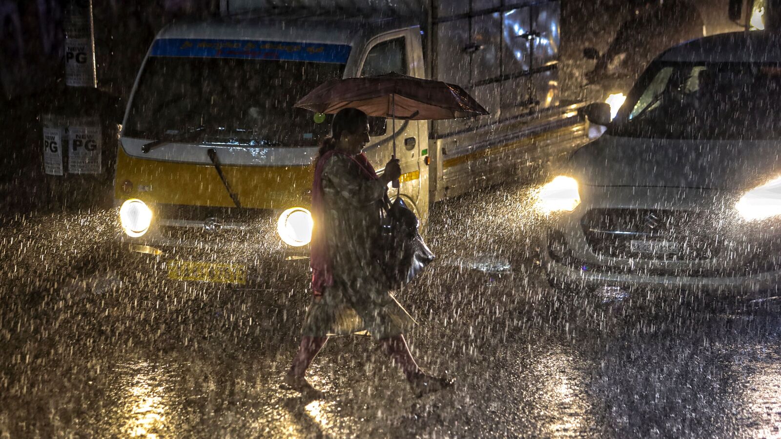 ಕರಾವಳಿ ಜಿಲ್ಲೆಗಳಲ್ಲಿ ಭಾರಿ ಮಳೆ, ರೆಡ್ ಅಲರ್ಟ್ ಘೋಷಣೆ; ಬೆಂಗಳೂರಿನಲ್ಲಿ ಇನ್ನೂ ಕೆಲವು ದಿನ ಮಳೆ ಭೀತಿ