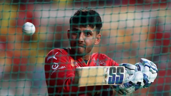 ಸನ್‌ರೈಸರ್ಸ್ ಹೈದರಾಬಾದ್ ವಿರುದ್ಧದ ಐಪಿಎಲ್ ಪಂದ್ಯಕ್ಕೆ ಆರ್‌ಸಿಬಿ ತಂಡ ನಾಯಕನನ್ನು ಬದಲಾಯಿಸಿದೆ. ರಜತ್ ಪಾಟೀದಾರ್ ತಂಡದಲ್ಲಿದ್ದರೂ, ಬೆಂಗಳೂರು ತಂಡವನ್ನು ಮುನ್ನಡೆಸಲು ಮತ್ತೊಬ್ಬ ಭಾರತೀಯ ತಾರೆ ಬಂದಿದ್ದಾರೆ. ರಜತ್‌ ಗಾಯದಿಂದ ಸಂಪೂರ್ಣ ಸುಧಾರಿಸದ ಕಾರಣಕ್ಕೆ ಈ ನಿರ್ಧಾರ ಬಂದಿದೆ. ಈ ಹಿಂದೆ ಕೇವಲ ಒಂದು ಐಪಿಎಲ್ ಪಂದ್ಯದಲ್ಲಿ ತಂಡವನ್ನು ಮುನ್ನಡೆಸಿದ ಅನುಭವ ಇರುವ ಕ್ರಿಕೆಟಿಗನಿಗೆ ನಾಯಕತ್ವವನ್ನು ಹಸ್ತಾಂತರಿಸಲಾಗಿದೆ. ಫೋಟೋ: ರಾಯಿಟರ್ಸ್.