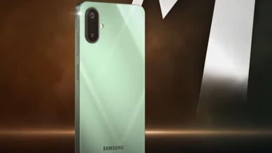 ಸ್ಯಾಮ್ಸಂಗ್ ಗ್ಯಾಲಕ್ಸಿ ಎಂ 06 5 ಜಿ - ಸ್ಯಾಮ್ಸಂಗ್ ಫೋನ್ 6.7 ಇಂಚಿನ ಎಚ್ಡಿ + ಎಲ್ಸಿಡಿ ಡಿಸ್ಪ್ಲೇಯನ್ನು 90 ಹೆರ್ಟ್ಜ್ ರಿಫ್ರೆಶ್ ರೇಟ್ ಮತ್ತು 800 ನಿಟ್ಸ್ ಪೀಕ್ ಬ್ರೈಟ್ನೆಸ್ನೊಂದಿಗೆ ಹೊಂದಿದೆ. ಈ ಫೋನ್ ಅಮೆಜಾನ್ ನಲ್ಲಿ 7999 ರೂ.ಗೆ ಖರೀದಿಗೆ ಲಭ್ಯವಿದೆ. ಇದು ಮೀಡಿಯಾಟೆಕ್ ಡೈಮೆನ್ಸಿಟಿ 6300 ಪ್ರೊಸೆಸರ್ ನಿಂದ ನಿಯಂತ್ರಿಸಲ್ಪಡುತ್ತದೆ. ಈ ಫೋನ್ ಆಂಡ್ರಾಯ್ಡ್ 15 ಆಧಾರಿತ ಒನ್ ಯುಐ 7.0 ನಲ್ಲಿ ಕಾರ್ಯನಿರ್ವಹಿಸುತ್ತದೆ ಮತ್ತು ನಾಲ್ಕು ವರ್ಷಗಳವರೆಗೆ ಓಎಸ್ ನವೀಕರಣಗಳನ್ನು ಪಡೆಯುವುದು ಖಚಿತವಾಗಿದೆ. ಈ ಸಾಧನವು 5,000 ಎಂಎಎಚ್ ಬ್ಯಾಟರಿಯನ್ನು ಸಹ ಹೊಂದಿದೆ, ಇದು 25 ವ್ಯಾಟ್ ಫಾಸ್ಟ್ ಚಾರ್ಜಿಂಗ್ ಅನ್ನು ಬೆಂಬಲಿಸುತ್ತದೆ. ಛಾಯಾಗ್ರಹಣಕ್ಕಾಗಿ, ಇದು 50 ಎಂಪಿ ಪ್ರಾಥಮಿಕ ಕ್ಯಾಮೆರಾ, 2 ಎಂಪಿ ಡೆಪ್ತ್ ಸೆನ್ಸಾರ್ ಮತ್ತು 8 ಎಂಪಿ ಸೆಲ್ಫಿ ಕ್ಯಾಮೆರಾ ಹೊಂದಿದೆ.