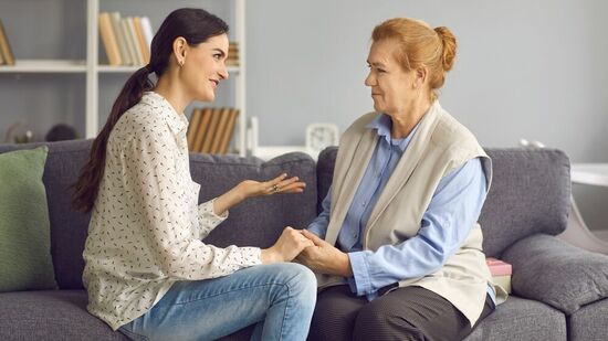 ಅವರ ಇಷ್ಟಗಳು ಮತ್ತು ಇಷ್ಟಪಡದಿರುವಿಕೆಗಳನ್ನು ಅರ್ಥಮಾಡಿಕೊಳ್ಳಿ. ಮದುವೆಯ ನಂತರ, ನೀವು ನಿಮ್ಮ ಗಂಡನ ಬಯಕೆಗಳ ಬಗ್ಗೆ ಮಾತ್ರವಲ್ಲದೆ ನಿಮ್ಮ ಅತ್ತೆ ಮಾವಂದಿರ ಆದ್ಯತೆಗಳಾದ ಅವರ ನೆಚ್ಚಿನ ಆಹಾರ, ಹವ್ಯಾಸಗಳು ಅಥವಾ ಸಂಪ್ರದಾಯಗಳ ಬಗ್ಗೆಯೂ ತಿಳಿದುಕೊಳ್ಳಲು ಪ್ರಯತ್ನಿಸಬೇಕು. ಅವರ ಆಯ್ಕೆಯ ಆಹಾರವನ್ನು ಬೇಯಿಸಿ ಅಥವಾ ಅವರ ಹವ್ಯಾಸಗಳಿಗೆ ಸಂಬಂಧಿಸಿದ ಸಣ್ಣ ವಸ್ತುಗಳನ್ನು ಉಡುಗೊರೆಯಾಗಿ ನೀಡಿ. ಉದಾಹರಣೆಗೆ, ಅತ್ತೆ ಸಿಹಿತಿಂಡಿಗಳನ್ನು ಪ್ರೀತಿಸುತ್ತಿದ್ದರೆ, ಮನೆಯಲ್ಲಿ ಅವರಿಗಿಷ್ಟವಾದ ಸಿಹಿ-ತಿಂಡಿ ತಯಾರಿಸಿ. ಅವರ ಇಷ್ಟಗಳು ಮತ್ತು ಇಷ್ಟಪಡದಿರುವಿಕೆಗಳನ್ನು ಅರ್ಥಮಾಡಿಕೊಳ್ಳಿ. ಮದುವೆಯ ನಂತರ, ನೀವು ನಿಮ್ಮ ಗಂಡನ ಬಯಕೆಗಳ ಬಗ್ಗೆ ಮಾತ್ರವಲ್ಲದೆ ನಿಮ್ಮ ಅತ್ತೆ ಮಾವಂದಿರ ಆದ್ಯತೆಗಳಾದ ಅವರ ನೆಚ್ಚಿನ ಆಹಾರ, ಹವ್ಯಾಸಗಳು ಅಥವಾ ಸಂಪ್ರದಾಯಗಳ ಬಗ್ಗೆಯೂ ತಿಳಿದುಕೊಳ್ಳಲು ಪ್ರಯತ್ನಿಸಬೇಕು. ಅವರ ಆಯ್ಕೆಯ ಆಹಾರವನ್ನು ಬೇಯಿಸಿ ಅಥವಾ ಅವರ ಹವ್ಯಾಸಗಳಿಗೆ ಸಂಬಂಧಿಸಿದ ಸಣ್ಣ ವಸ್ತುಗಳನ್ನು ಉಡುಗೊರೆಯಾಗಿ ನೀಡಿ. ಉದಾಹರಣೆಗೆ, ಅತ್ತೆ ಸಿಹಿತಿಂಡಿಗಳನ್ನು ಪ್ರೀತಿಸುತ್ತಿದ್ದರೆ, ಮನೆಯಲ್ಲಿ ಅವರಿಗಿಷ್ಟವಾದ ಸಿಹಿ-ತಿಂಡಿ ತಯಾರಿಸಿ.