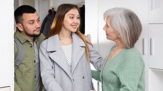 ಗೌರವ ಮತ್ತು ನಮ್ರತೆಯನ್ನು ತೋರಿಸಿ. ಯಾವಾಗಲೂ ನಿಮ್ಮ ಅತ್ತೆ, ಮಾವಂದಿರನ್ನು ಗೌರವ ಮತ್ತು ಸೌಜನ್ಯದಿಂದ ನಡೆಸಿಕೊಳ್ಳಿ. ಅವರ ಮಾತುಗಳನ್ನು ಎಚ್ಚರಿಕೆಯಿಂದ ಆಲಿಸಿ ಮತ್ತು ಅವರ ಸಲಹೆಯನ್ನು ಗೌರವಿಸಿ. ಅವರೊಂದಿಗೆ ಮಾತನಾಡುವಾಗ ಗೌರವಪೂರ್ವಕ ಪದಗಳನ್ನು ಬಳಸಿ. ಗೌರವ ಮತ್ತು ನಮ್ರತೆಯನ್ನು ತೋರಿಸಿ. ಯಾವಾಗಲೂ ನಿಮ್ಮ ಅತ್ತೆ, ಮಾವಂದಿರನ್ನು ಗೌರವ ಮತ್ತು ಸೌಜನ್ಯದಿಂದ ನಡೆಸಿಕೊಳ್ಳಿ. ಅವರ ಮಾತುಗಳನ್ನು ಎಚ್ಚರಿಕೆಯಿಂದ ಆಲಿಸಿ ಮತ್ತು ಅವರ ಸಲಹೆಯನ್ನು ಗೌರವಿಸಿ. ಅವರೊಂದಿಗೆ ಮಾತನಾಡುವಾಗ ಗೌರವಪೂರ್ವಕ ಪದಗಳನ್ನು ಬಳಸಿ.