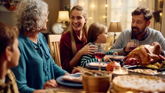 ಸಂಭಾಷಣೆಯನ್ನು ಯಾವಾಗಲೂ ಸಕಾರಾತ್ಮಕವಾಗಿರಿಸಿಕೊಳ್ಳಿ ಮತ್ತು ತಾಳ್ಮೆಯಿಂದ ಕೆಲಸ ಮಾಡಿ. ವಿಶೇಷವಾಗಿ ನೀವು ಅವರ ಯಾವುದೇ ಅಭ್ಯಾಸಗಳನ್ನು ಇಷ್ಟಪಡದಿದ್ದರೆ. ವಾದಿಸದೆ ಅವರ ಮಾತನ್ನು ಕೇಳಿಸಿಕೊಳ್ಳಿ ಮತ್ತು ಬುದ್ಧಿವಂತಿಕೆಯಿಂದ ಪ್ರತಿಕ್ರಿಯಿಸಿ. ಅವರ ಹಳೆಯ ಆಲೋಚನೆಯ ಬಗ್ಗೆ ಪ್ರತಿಕ್ರಿಯಿಸುವ ಬದಲು, ಅವರ ದೃಷ್ಟಿಕೋನವನ್ನು ಅರ್ಥಮಾಡಿಕೊಳ್ಳಲು ಪ್ರಯತ್ನಿಸಿ. ಸಂಭಾಷಣೆಯನ್ನು ಯಾವಾಗಲೂ ಸಕಾರಾತ್ಮಕವಾಗಿರಿಸಿಕೊಳ್ಳಿ ಮತ್ತು ತಾಳ್ಮೆಯಿಂದ ಕೆಲಸ ಮಾಡಿ. ವಿಶೇಷವಾಗಿ ನೀವು ಅವರ ಯಾವುದೇ ಅಭ್ಯಾಸಗಳನ್ನು ಇಷ್ಟಪಡದಿದ್ದರೆ. ವಾದಿಸದೆ ಅವರ ಮಾತನ್ನು ಕೇಳಿಸಿಕೊಳ್ಳಿ ಮತ್ತು ಬುದ್ಧಿವಂತಿಕೆಯಿಂದ ಪ್ರತಿಕ್ರಿಯಿಸಿ. ಅವರ ಹಳೆಯ ಆಲೋಚನೆಯ ಬಗ್ಗೆ ಪ್ರತಿಕ್ರಿಯಿಸುವ ಬದಲು, ಅವರ ದೃಷ್ಟಿಕೋನವನ್ನು ಅರ್ಥಮಾಡಿಕೊಳ್ಳಲು ಪ್ರಯತ್ನಿಸಿ.