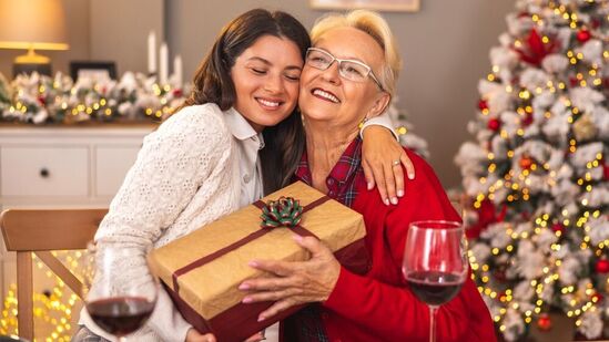 ಉಡುಗೊರೆಗಳನ್ನು ನೀಡಿ. ಅತ್ತೆಗೆ ಸೀರೆ, ಮಾವನಿಗೆ ಪುಸ್ತಕ ಅಥವಾ ಕುಟುಂಬಕ್ಕೆ ಸಿಹಿತಿಂಡಿಗಳಂತಹ ಸಣ್ಣ ಉಡುಗೊರೆಗಳು ಸಂಬಂಧವನ್ನು ಬಲಪಡಿಸುತ್ತವೆ. ಉಡುಗೊರೆಗಳು ಒಳ್ಳೆಯದು ಮತ್ತು ಅವರ ಇಷ್ಟಕ್ಕೆ ಅನುಗುಣವಾಗಿ ಇರುವಂತೆ ವಿಶೇಷ ಕಾಳಜಿ ವಹಿಸಿ. ಉಡುಗೊರೆಗಳನ್ನು ನೀಡಿ. ಅತ್ತೆಗೆ ಸೀರೆ, ಮಾವನಿಗೆ ಪುಸ್ತಕ ಅಥವಾ ಕುಟುಂಬಕ್ಕೆ ಸಿಹಿತಿಂಡಿಗಳಂತಹ ಸಣ್ಣ ಉಡುಗೊರೆಗಳು ಸಂಬಂಧವನ್ನು ಬಲಪಡಿಸುತ್ತವೆ. ಉಡುಗೊರೆಗಳು ಒಳ್ಳೆಯದು ಮತ್ತು ಅವರ ಇಷ್ಟಕ್ಕೆ ಅನುಗುಣವಾಗಿ ಇರುವಂತೆ ವಿಶೇಷ ಕಾಳಜಿ ವಹಿಸಿ.