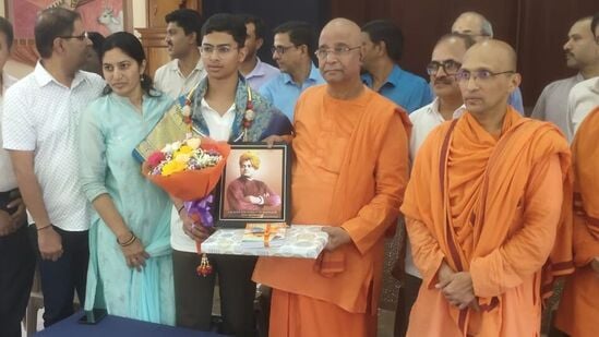 ಎಸ್ಎಸ್ಎಲ್ ಸಿ ಪರೀಕ್ಷೆ ಟಾಪರ್ ಆದ ಮೈಸೂರಿನ ರಾಮಕೃಷ್ಣ ವಿದ್ಯಾಶಾಲೆಯ ತನ್ಮಯ್ನನ್ನು ಅಭಿನಂದಿಸಲಾಯಿತು. ಎಸ್ಎಸ್ಎಲ್ ಸಿ ಪರೀಕ್ಷೆ ಟಾಪರ್ ಆದ ಮೈಸೂರಿನ ರಾಮಕೃಷ್ಣ ವಿದ್ಯಾಶಾಲೆಯ ತನ್ಮಯ್ನನ್ನು ಅಭಿನಂದಿಸಲಾಯಿತು.