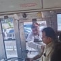 Viral: ಹೈದರಾಬಾದ್‌ನಲ್ಲಿ ಚಲಿಸುತ್ತಿದ್ದ ಬಸ್‌ನ ಕಿಟಕಿ ಹಿಡಿದು ನೇತಾಡಿದ ವ್ಯಕ್ತಿ; ಅಪಘಾತದಿಂದ ಪಾರು