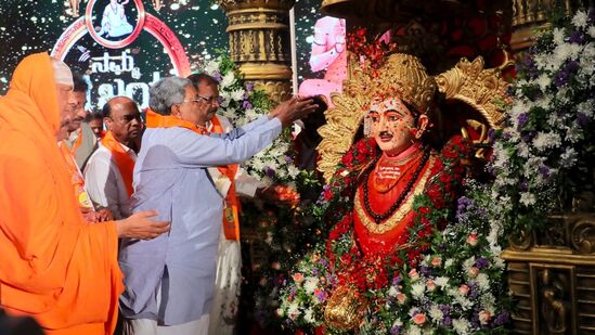 ಮೈಸೂರಿನಲ್ಲಿ ಬಸವಜಯಂತಿಗೆ ಸಿಎಂ ಸಿದ್ದರಾಮಯ್ಯ ಚಾಲನೆ ನೀಡಿದರು. ಮೈಸೂರಿನಲ್ಲಿ ಬಸವಜಯಂತಿಗೆ ಸಿಎಂ ಸಿದ್ದರಾಮಯ್ಯ ಚಾಲನೆ ನೀಡಿದರು.