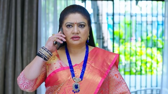 "ನಿನ್ನನ್ನು ಹುಡುಕಿಕೊಂಡು ಹಳ್ಳಿಗೆ ಇಬ್ಬರು ಬಂದಿದ್ದಾರೆ" ಎಂಬ ಮಾಹಿತಿಯನ್ನು ಶಕುಂತಲಾದೇವಿಗೆ ನಂಜಮ್ಮ ತಿಳಿಸುತ್ತಾರೆ. ಇದನ್ನು ಕೇಳಿ ಶಕುಂತಲಾದೇವಿ ಬೆಚ್ಚಿ ಬಿದ್ದಿದ್ದಾರೆ. ಕನಕದುರ್ಗಾದಲ್ಲಿರುವ ಗೌತಮ್ ಮತ್ತು ಟೀಮ್ ಅನ್ನು ವಾಪಸ್ ಬರುವಂತೆ ಮಾಡಲು ಅನಾರೋಗ್ಯದ ನಾಟಕವಾಡುತ್ತಾಳ ಎಂದು ಕಾದು ನೋಡಬೇಕಿದೆ. "ನಿನ್ನನ್ನು ಹುಡುಕಿಕೊಂಡು ಹಳ್ಳಿಗೆ ಇಬ್ಬರು ಬಂದಿದ್ದಾರೆ" ಎಂಬ ಮಾಹಿತಿಯನ್ನು ಶಕುಂತಲಾದೇವಿಗೆ ನಂಜಮ್ಮ ತಿಳಿಸುತ್ತಾರೆ. ಇದನ್ನು ಕೇಳಿ ಶಕುಂತಲಾದೇವಿ ಬೆಚ್ಚಿ ಬಿದ್ದಿದ್ದಾರೆ. ಕನಕದುರ್ಗಾದಲ್ಲಿರುವ ಗೌತಮ್ ಮತ್ತು ಟೀಮ್ ಅನ್ನು ವಾಪಸ್ ಬರುವಂತೆ ಮಾಡಲು ಅನಾರೋಗ್ಯದ ನಾಟಕವಾಡುತ್ತಾಳ ಎಂದು ಕಾದು ನೋಡಬೇಕಿದೆ.