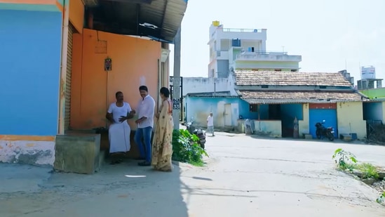 ಜೀ ಕನ್ನಡದ ಅಮೃತಧಾರೆ ಧಾರಾವಾಹಿಯಲ್ಲಿ ನಿನ್ನೆ ಮಹಾ ಸಂಚಿಕೆ ನಡೆದಿದೆ. ಒಂದು ಗಂಟೆಯ ಸಂಚಿಕೆಯಲ್ಲಿ ಪಂಕಜಾಳ ರಹಸ್ಯ ತಿಳಿಯಲು ಭೂಮಿಕಾ ಮತ್ತು ಆನಂದ್ ಮಾಡುವ ಪ್ರಯತ್ನಗಳ ವಿವರವಿತ್ತು. ಇವರಿಬ್ಬರು ಆ ಊರಿನಲ್ಲಿ ಪಂಕಜಾಳ ಕುರಿತು ವಿಚಾರಿಸುತ್ತಾರೆ. ಜೀ ಕನ್ನಡದ ಅಮೃತಧಾರೆ ಧಾರಾವಾಹಿಯಲ್ಲಿ ನಿನ್ನೆ ಮಹಾ ಸಂಚಿಕೆ ನಡೆದಿದೆ. ಒಂದು ಗಂಟೆಯ ಸಂಚಿಕೆಯಲ್ಲಿ ಪಂಕಜಾಳ ರಹಸ್ಯ ತಿಳಿಯಲು ಭೂಮಿಕಾ ಮತ್ತು ಆನಂದ್ ಮಾಡುವ ಪ್ರಯತ್ನಗಳ ವಿವರವಿತ್ತು. ಇವರಿಬ್ಬರು ಆ ಊರಿನಲ್ಲಿ ಪಂಕಜಾಳ ಕುರಿತು ವಿಚಾರಿಸುತ್ತಾರೆ.