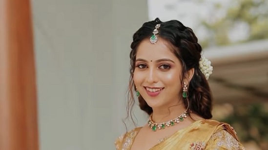 ಈಗ ಸೀರೆಯಲ್ಲಿ ಫೋಟೋಶೂಟ್ ಮಾಡಿಕೊಂಡಿದ್ದಾರೆ. ಈ ಫೋಟೋಗಳಿಗೆ ಕೆಟ್ಟ ಕಾಮೆಂಟ್ಗಳ ಬದಲು "ಸೌಂದರ್ಯವನ್ನು ಹಾಡಿ ಹೊಗಳುವಂತಹ" ಕಾಮೆಂಟ್ ಮಾಡುತ್ತಿದ್ದಾರೆ. ನೀನು ನಿಜವಾಗಿಯೂ ಗೊಂಬೆ ಎಂದೆಲ್ಲ ಕಾಮೆಂಟ್ ಮಾಡುತ್ತಿದ್ದಾರೆ. ಈಗ ಸೀರೆಯಲ್ಲಿ ಫೋಟೋಶೂಟ್ ಮಾಡಿಕೊಂಡಿದ್ದಾರೆ. ಈ ಫೋಟೋಗಳಿಗೆ ಕೆಟ್ಟ ಕಾಮೆಂಟ್ಗಳ ಬದಲು "ಸೌಂದರ್ಯವನ್ನು ಹಾಡಿ ಹೊಗಳುವಂತಹ" ಕಾಮೆಂಟ್ ಮಾಡುತ್ತಿದ್ದಾರೆ. ನೀನು ನಿಜವಾಗಿಯೂ ಗೊಂಬೆ ಎಂದೆಲ್ಲ ಕಾಮೆಂಟ್ ಮಾಡುತ್ತಿದ್ದಾರೆ.