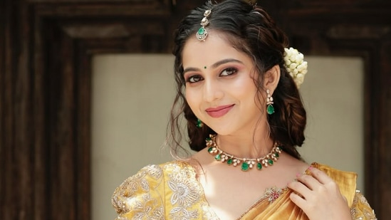 ಮೈಸೂರು ಮೂಲದ ನಿವೇದಿತಾ ಗೌಡ 1998 ಮೇ 12ರಂದು ಜನಿಸಿದರು. ಇವರು ಸೋಷಿಯಲ್ ಮೀಡಿಯಾದಲ್ಲಿ ಆಕ್ಟಿವ್ ಆಗಿದ್ದರು. ಟಿಕ್ ಟಾಕ್ ವಿಡಿಯೋ ಮೂಲಕ ಬೆಳಕಿಗೆ ಬಂದ ಪ್ರತಿಭೆ ಇವರು. ಮೈಸೂರು ಮೂಲದ ನಿವೇದಿತಾ ಗೌಡ 1998 ಮೇ 12ರಂದು ಜನಿಸಿದರು. ಇವರು ಸೋಷಿಯಲ್ ಮೀಡಿಯಾದಲ್ಲಿ ಆಕ್ಟಿವ್ ಆಗಿದ್ದರು. ಟಿಕ್ ಟಾಕ್ ವಿಡಿಯೋ ಮೂಲಕ ಬೆಳಕಿಗೆ ಬಂದ ಪ್ರತಿಭೆ ಇವರು.