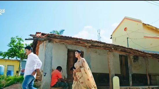 ಹಣ ಸಿಕ್ಕಾಗ ನಂಜಮ್ಮನ ಗಂಡ ಬಿಡುತ್ತಾನ. ಬಾರ್ಗೆ ಹೋಗಿ ಕಂಠಪೂರ್ತಿ ಕುಡಿದಿದ್ದಾನೆ. ಆಗ ಅವನ ಮುಂದೆ ಆನಂದ್ ಹೋಗಿ ಕುಳಿತಿದ್ದಾನೆ. ಹಣ ಸಿಕ್ಕಾಗ ನಂಜಮ್ಮನ ಗಂಡ ಬಿಡುತ್ತಾನ. ಬಾರ್ಗೆ ಹೋಗಿ ಕಂಠಪೂರ್ತಿ ಕುಡಿದಿದ್ದಾನೆ. ಆಗ ಅವನ ಮುಂದೆ ಆನಂದ್ ಹೋಗಿ ಕುಳಿತಿದ್ದಾನೆ.