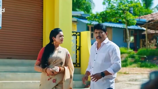 ಸ್ಮಗ್ಲಿಂಗ್ ಮಾಡುತ್ತಿದ್ದ ಕಾಂತ (ಲಕ್ಷ್ಮಿಕಾಂತ)ನ ವಾಹನ ಅಪಘಾತವಾಗುತ್ತದೆ. ಪೊಲೀಸರಿಗೆ ಸಿಕ್ಕಿಬಿದ್ದು, ಜೈಲು ಸೇರುವ ಭಯದಲ್ಲಿ ಈ ಅಣ್ಣ ತಂಗಿ ಅಲ್ಲಿಂದ ಎಸ್ಕೇಪ್ ಆಗುತ್ತಾರೆ ಎಂದು ತಾತಾ ಹೇಳುತ್ತಾರೆ. ಸ್ಮಗ್ಲಿಂಗ್ ಮಾಡುತ್ತಿದ್ದ ಕಾಂತ (ಲಕ್ಷ್ಮಿಕಾಂತ)ನ ವಾಹನ ಅಪಘಾತವಾಗುತ್ತದೆ. ಪೊಲೀಸರಿಗೆ ಸಿಕ್ಕಿಬಿದ್ದು, ಜೈಲು ಸೇರುವ ಭಯದಲ್ಲಿ ಈ ಅಣ್ಣ ತಂಗಿ ಅಲ್ಲಿಂದ ಎಸ್ಕೇಪ್ ಆಗುತ್ತಾರೆ ಎಂದು ತಾತಾ ಹೇಳುತ್ತಾರೆ.