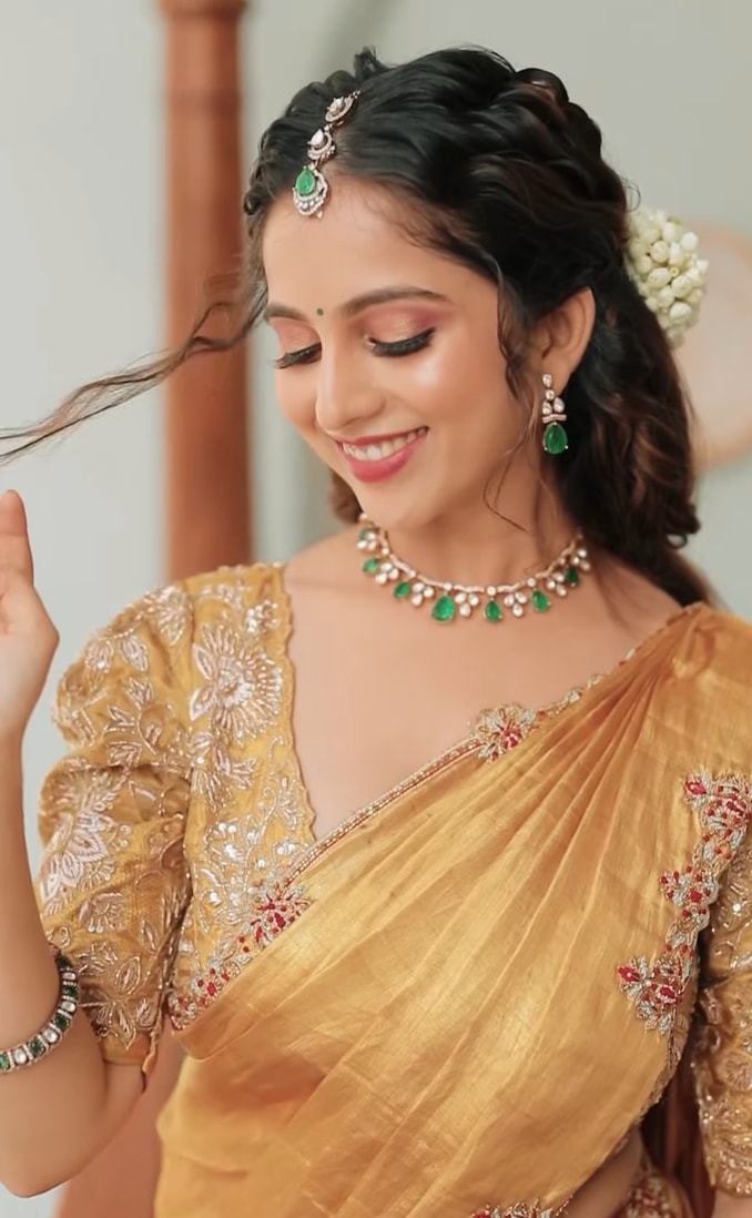 ಚಂದನ್ ಶೆಟ್ಟಿ ಜತೆ ಇವರ ವಿವಾಹವಾಗಿತ್ತು. ನಾಲ್ಕು ವರ್ಷಗಳ ಬಳಿಕ ಇವರಿಬ್ಬರು ಡಿವೋರ್ಸ್ ಪಡೆದರು. ಸದ್ಯ ನಿವೇದಿತಾ ಗೌಡ ಕೆಲವೊಂದು ಸಿನಿಮಾಗಳಲ್ಲಿಯೂ ನಟಿಸುತ್ತಿದ್ದಾರೆ. ಚಂದನ್ ಶೆಟ್ಟಿ ಜತೆ ಇವರ ವಿವಾಹವಾಗಿತ್ತು. ನಾಲ್ಕು ವರ್ಷಗಳ ಬಳಿಕ ಇವರಿಬ್ಬರು ಡಿವೋರ್ಸ್ ಪಡೆದರು. ಸದ್ಯ ನಿವೇದಿತಾ ಗೌಡ ಕೆಲವೊಂದು ಸಿನಿಮಾಗಳಲ್ಲಿಯೂ ನಟಿಸುತ್ತಿದ್ದಾರೆ.