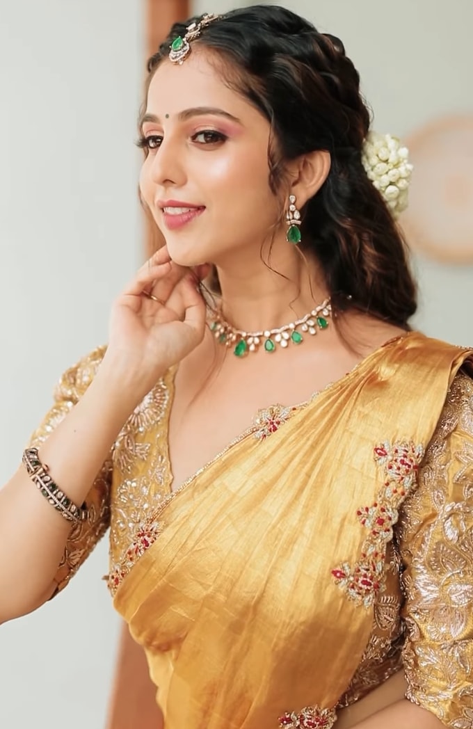 ಸೋಷಿಯಲ್ ಮೀಡಿಯಾದಲ್ಲಿನ ಜನಪ್ರಿಯತೆಯು ಇವರನ್ನು ಬಿಗ್ಬಾಸ್ನತ್ತ ಕರೆತಂದಿತ್ತು. ಸೋಷಿಯಲ್ ಮೀಡಿಯಾದಲ್ಲಿನ ಜನಪ್ರಿಯತೆಯು ಇವರನ್ನು ಬಿಗ್ಬಾಸ್ನತ್ತ ಕರೆತಂದಿತ್ತು.