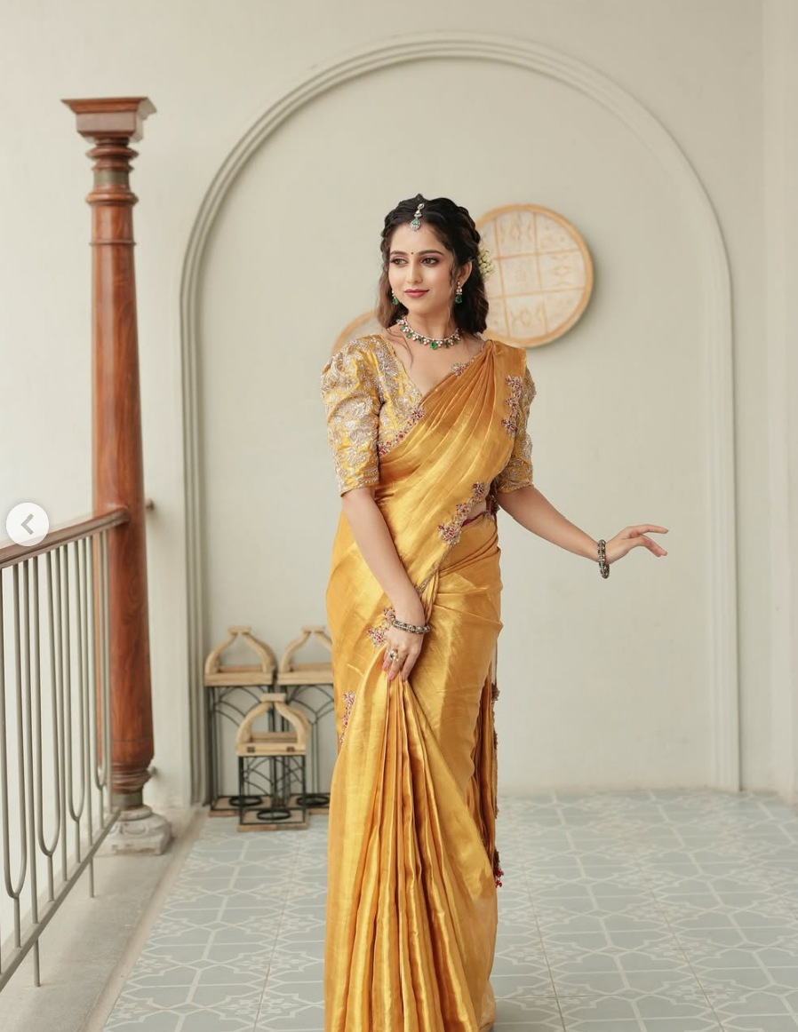 ಅಂದಹಾಗೆ ಇದು ಸೋಷಿಯಲ್ ಮೀಡಿಯಾದಲ್ಲಿ ಬ್ರ್ಯಾಂಡ್ ಪ್ರಚಾರಕ್ಕೆ ಮಾಡಿರುವ ಫೋಟೋಶೂಟ್. ಹೀಗಿದ್ದರೂ, ಜನರು ನೀವು ಸೀರೆಯಲ್ಲಿ ಸಖತ್ ಕಾಣಿಸುವಿರಿ ಎಂದು ಕಾಮೆಂಟ್ ಮಾಡುತ್ತಿದ್ದಾರೆ. ಅಂದಹಾಗೆ ಇದು ಸೋಷಿಯಲ್ ಮೀಡಿಯಾದಲ್ಲಿ ಬ್ರ್ಯಾಂಡ್ ಪ್ರಚಾರಕ್ಕೆ ಮಾಡಿರುವ ಫೋಟೋಶೂಟ್. ಹೀಗಿದ್ದರೂ, ಜನರು ನೀವು ಸೀರೆಯಲ್ಲಿ ಸಖತ್ ಕಾಣಿಸುವಿರಿ ಎಂದು ಕಾಮೆಂಟ್ ಮಾಡುತ್ತಿದ್ದಾರೆ.